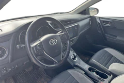 met. valkoinen Toyota Auris 2015 kuva 3.