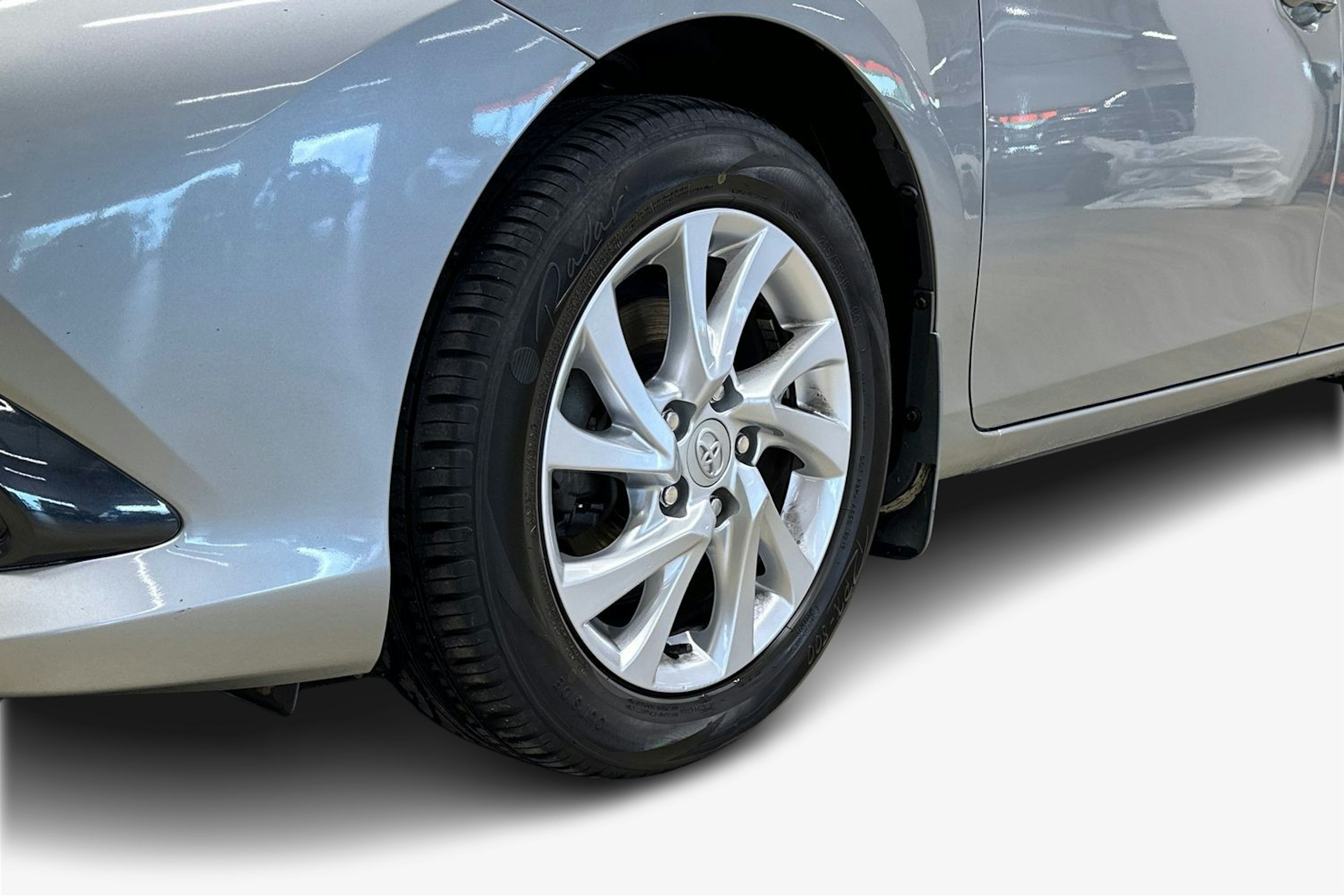 Harmaa Toyota Auris 2015 kuva 7.