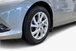 Harmaa Toyota Auris 2015 kuva 7.