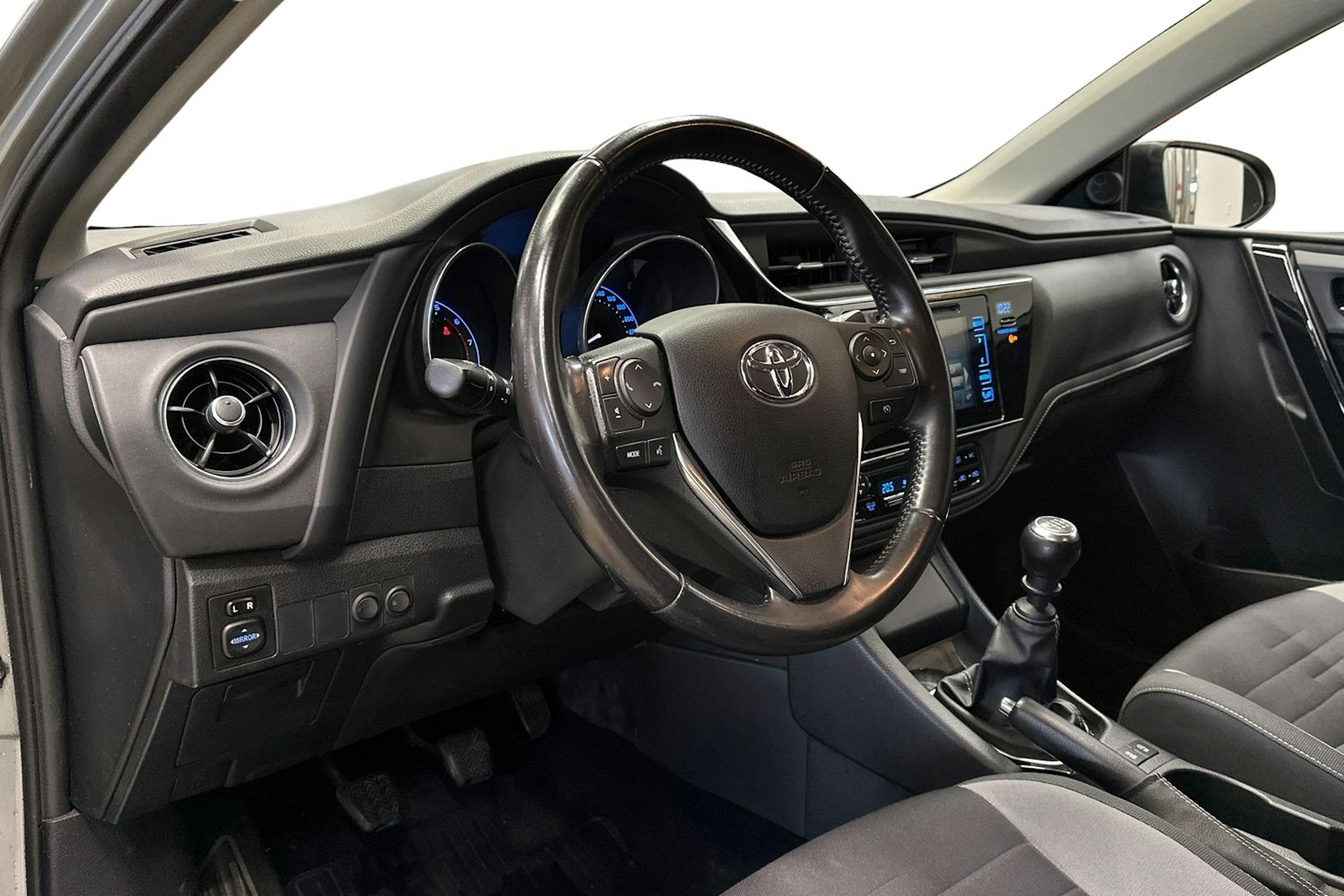 Harmaa Toyota Auris 2015 kuva 10.