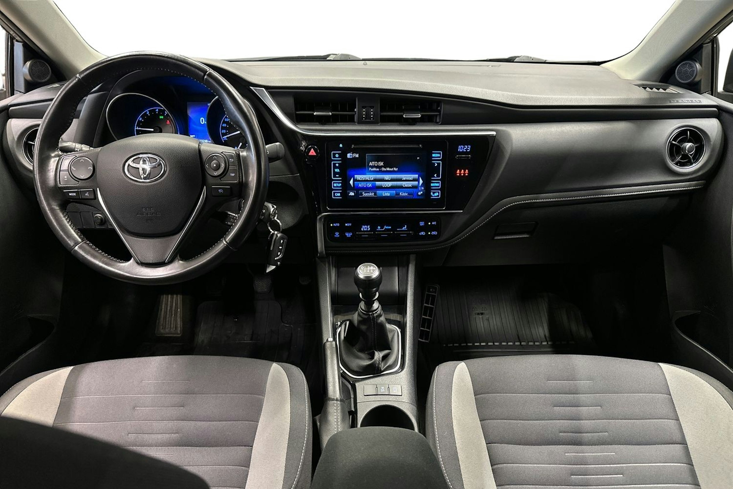 Harmaa Toyota Auris 2015 kuva 11.