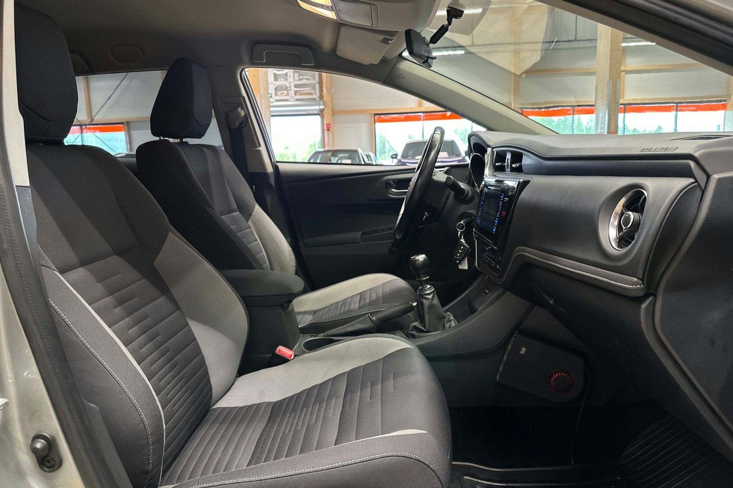 Harmaa Toyota Auris 2015 kuva 15.