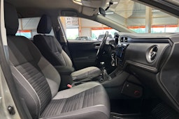 Harmaa Toyota Auris 2015 kuva 15.