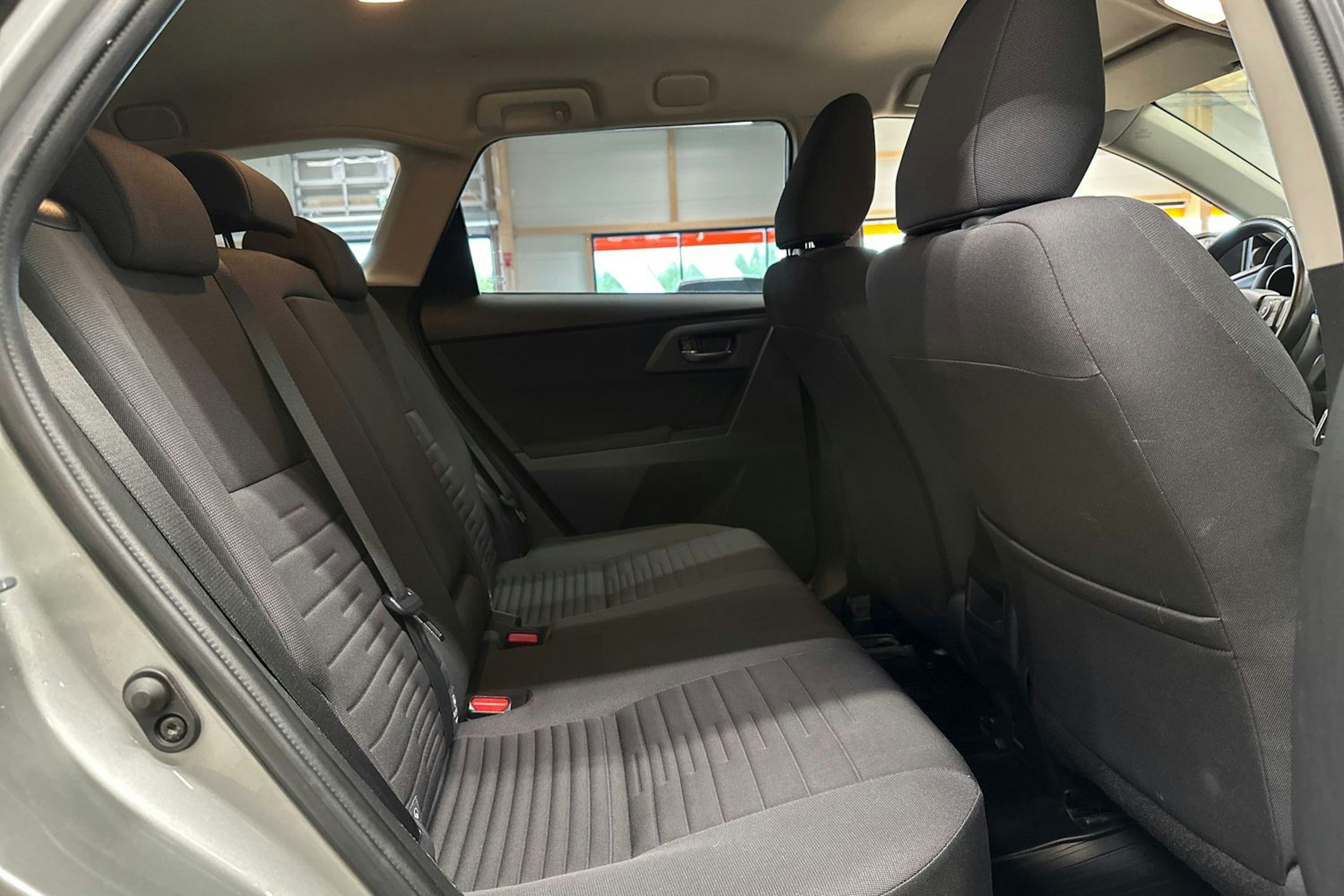 Harmaa Toyota Auris 2015 kuva 16.