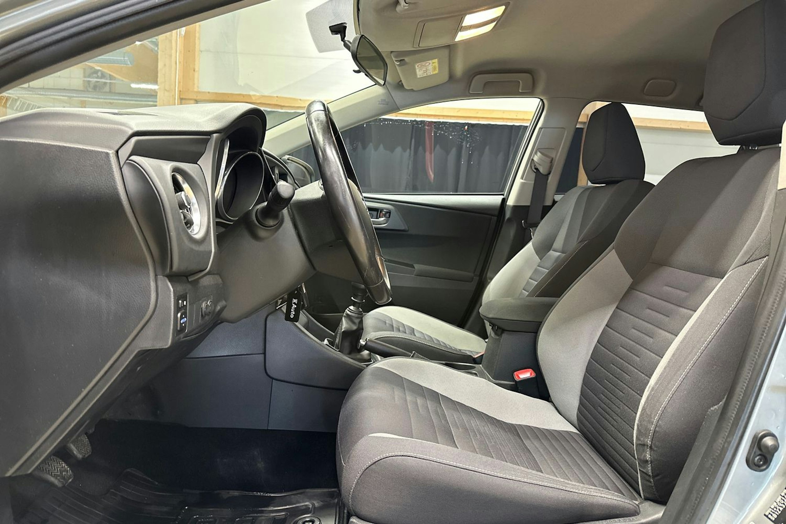 Harmaa Toyota Auris 2015 kuva 17.