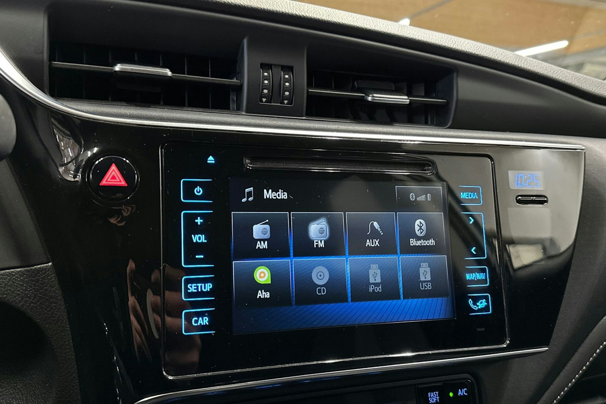 Harmaa Toyota Auris 2015 kuva 20.