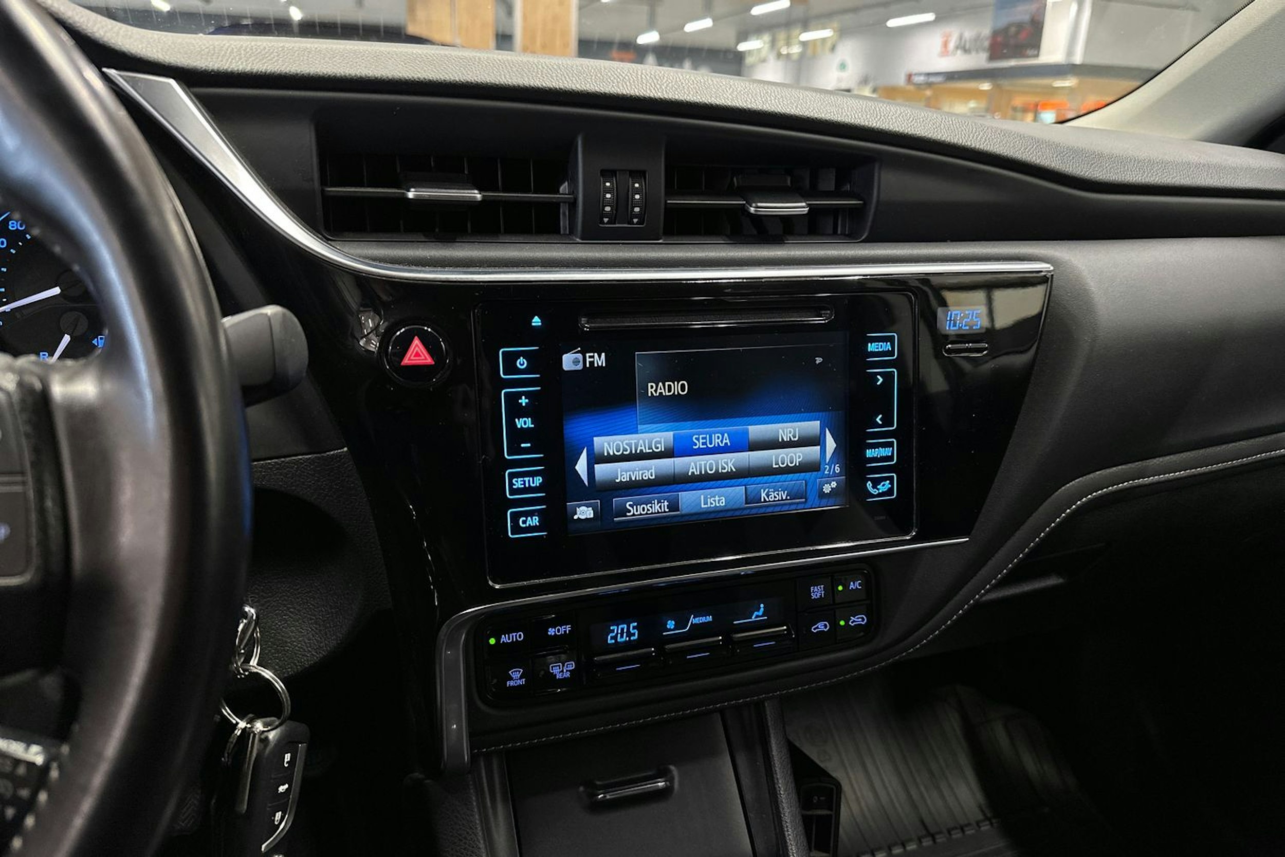 Harmaa Toyota Auris 2015 kuva 21.