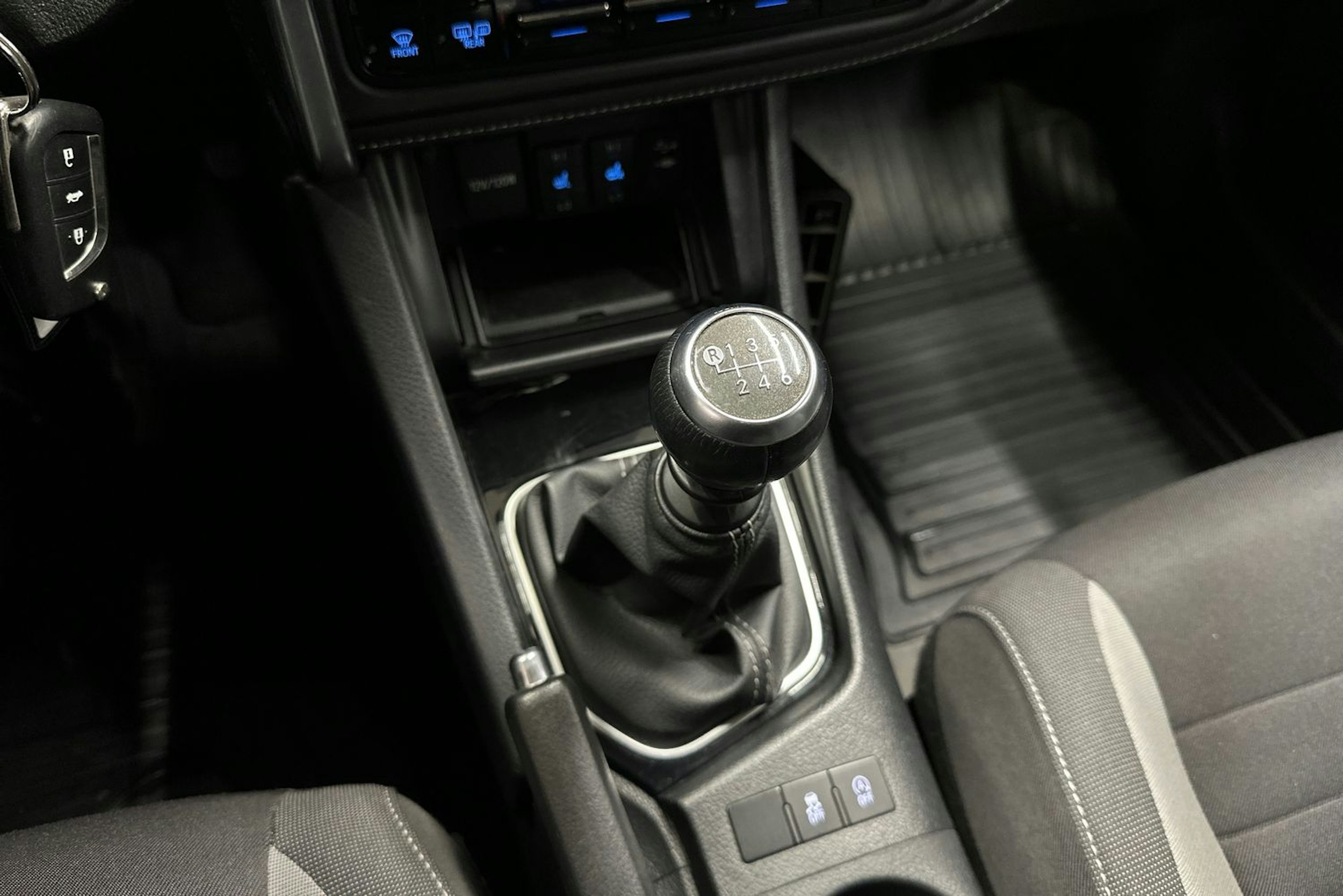 Harmaa Toyota Auris 2015 kuva 23.