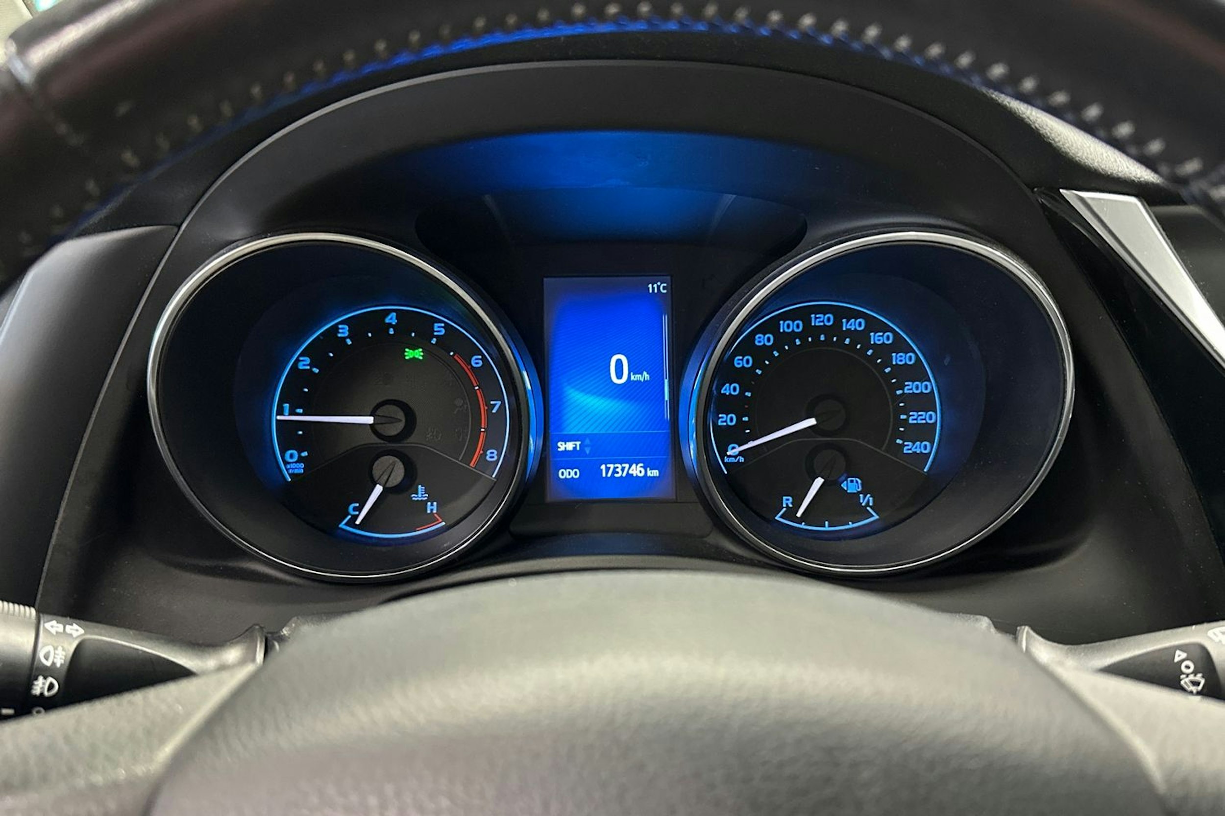 Harmaa Toyota Auris 2015 kuva 24.