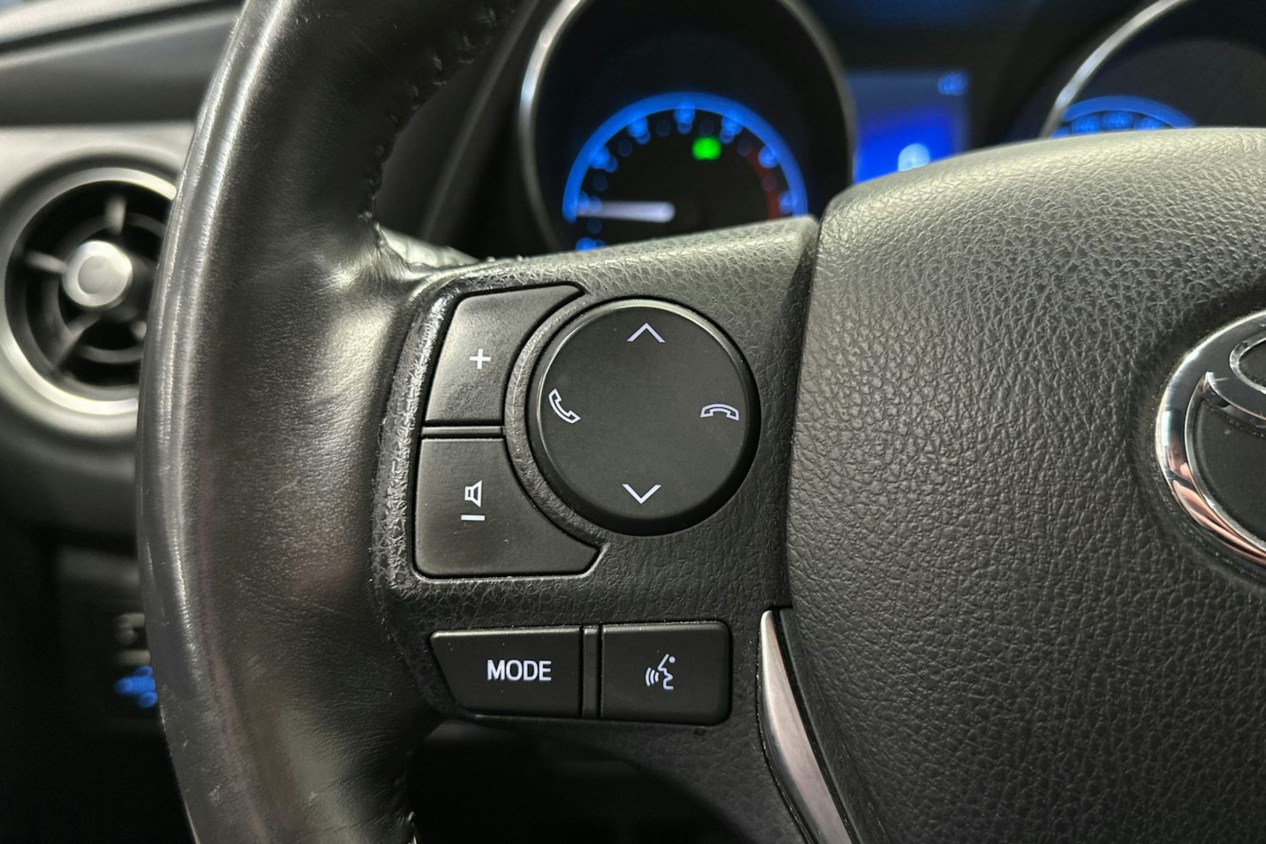 Harmaa Toyota Auris 2015 kuva 25.