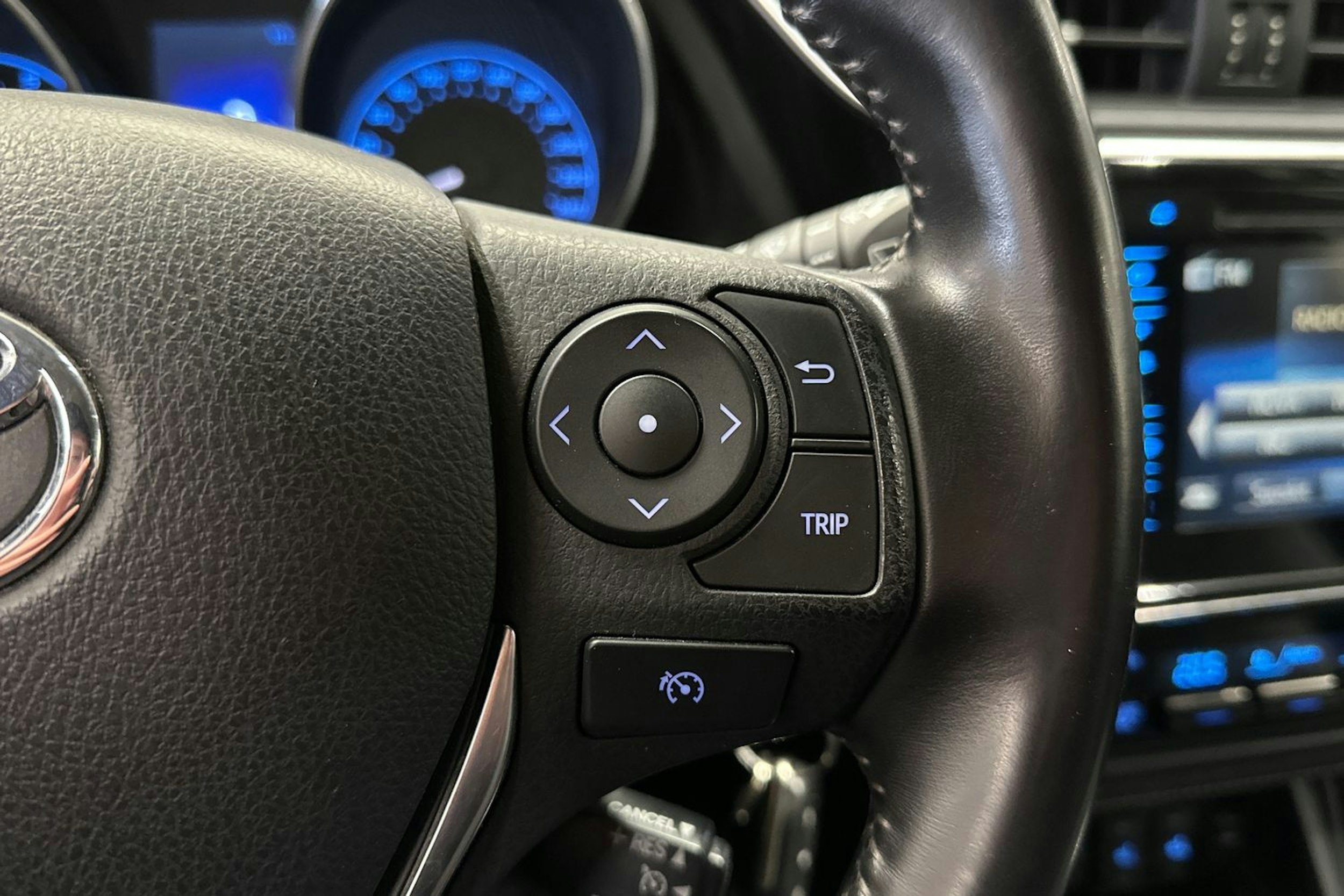 Harmaa Toyota Auris 2015 kuva 26.