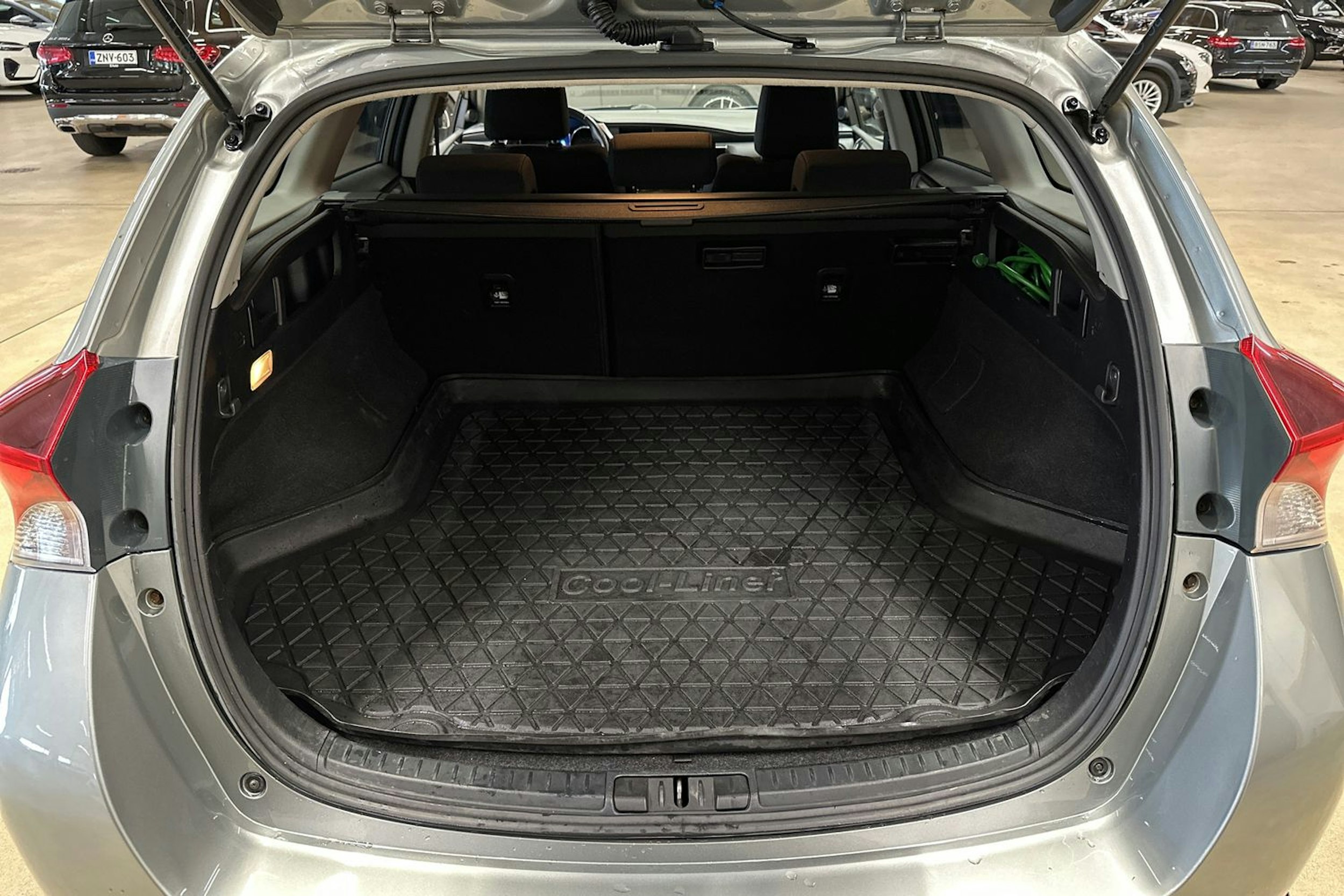 Harmaa Toyota Auris 2015 kuva 29.