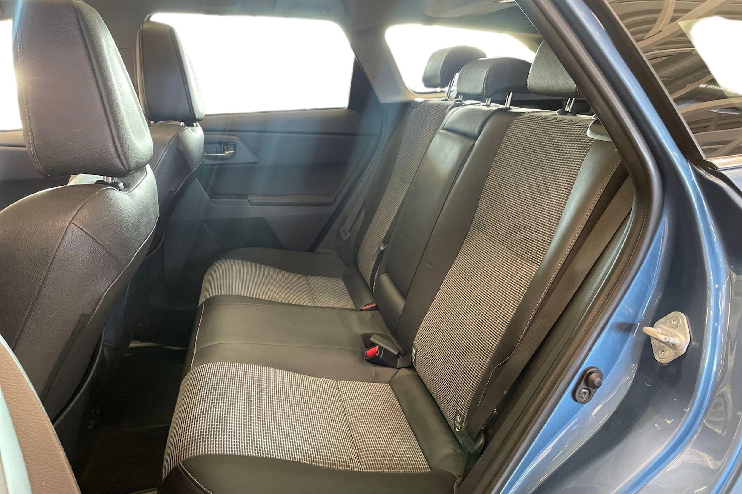 sininen Toyota Auris 2015 kuva 8.