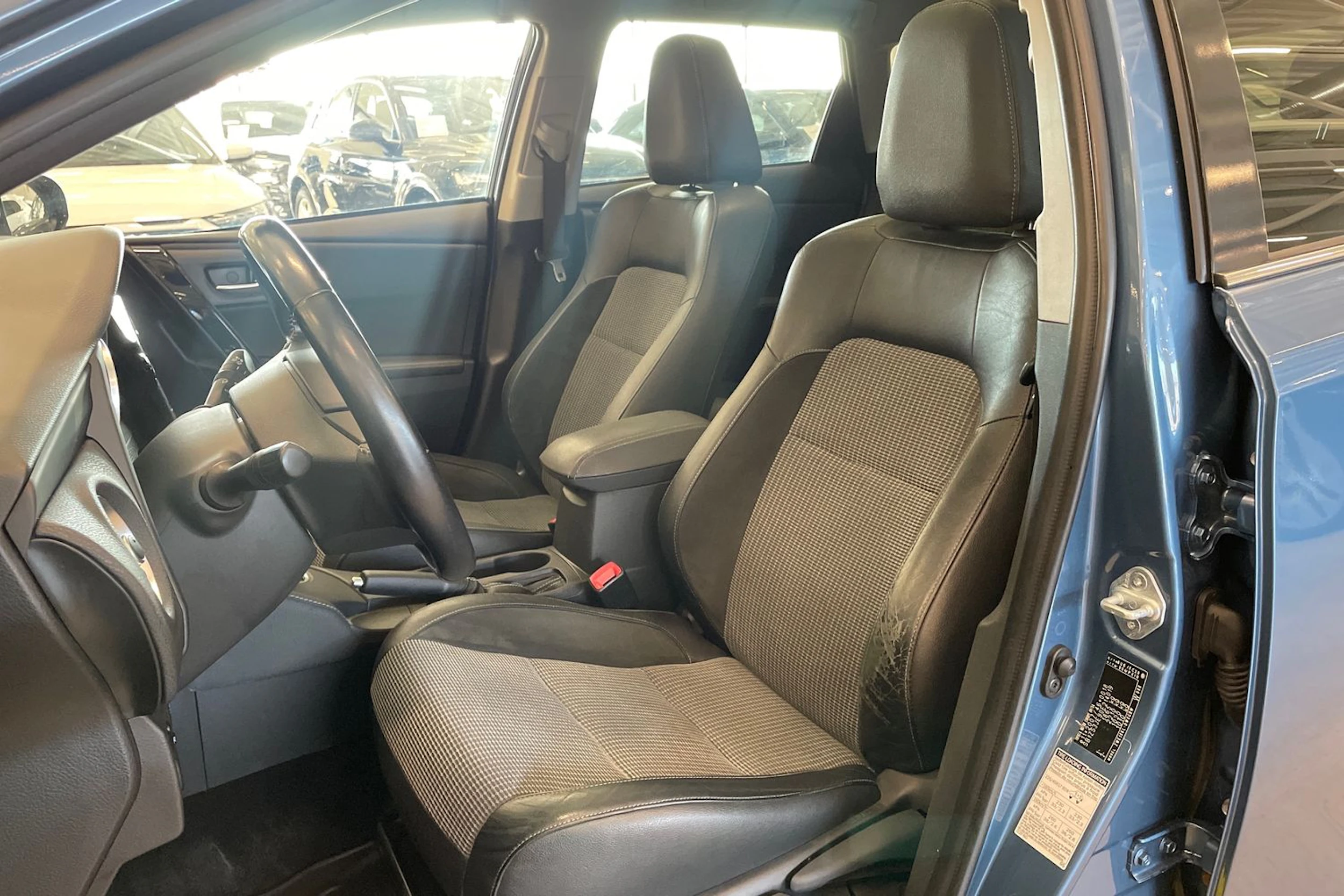 sininen Toyota Auris 2015 kuva 15.