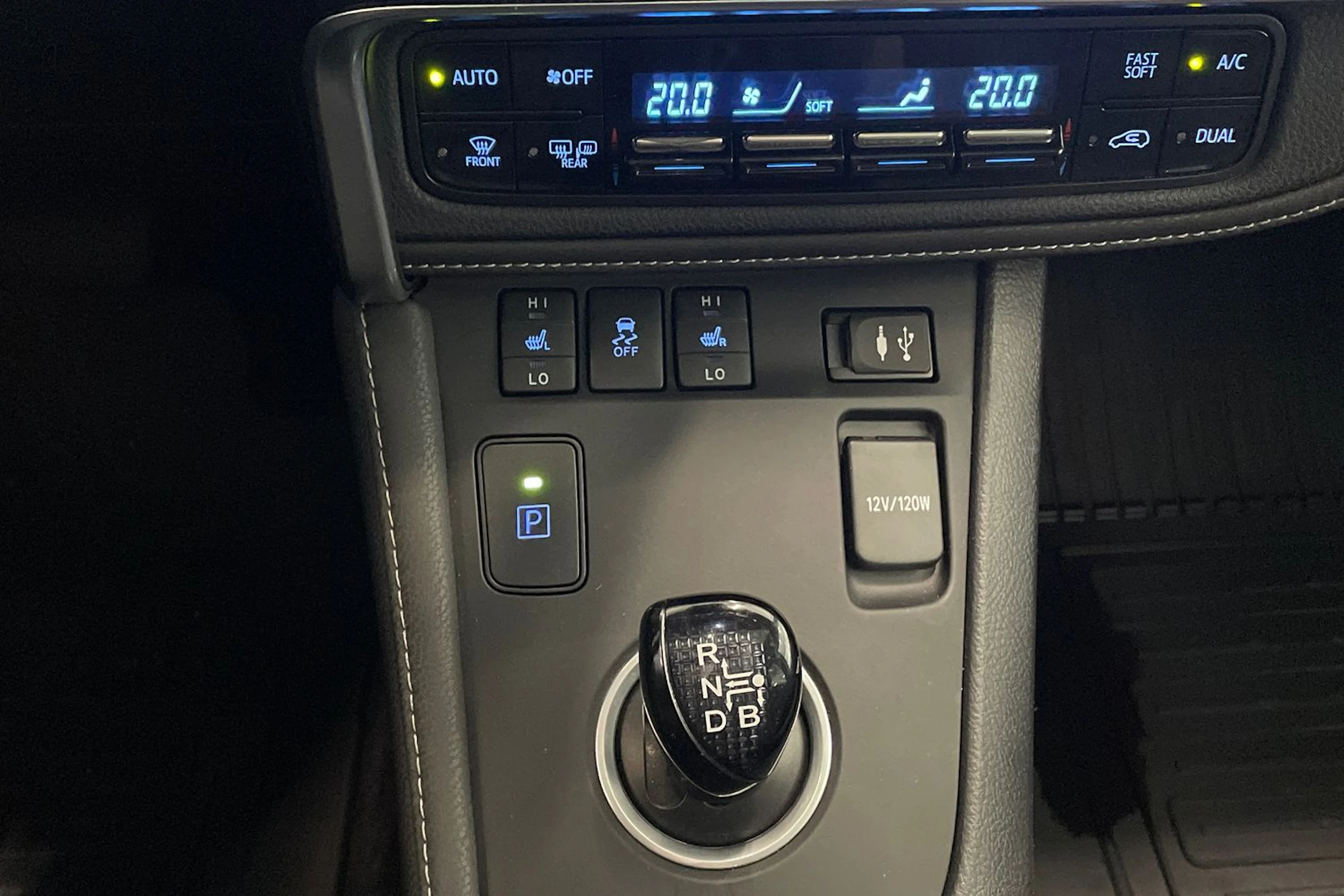 sininen Toyota Auris 2015 kuva 25.