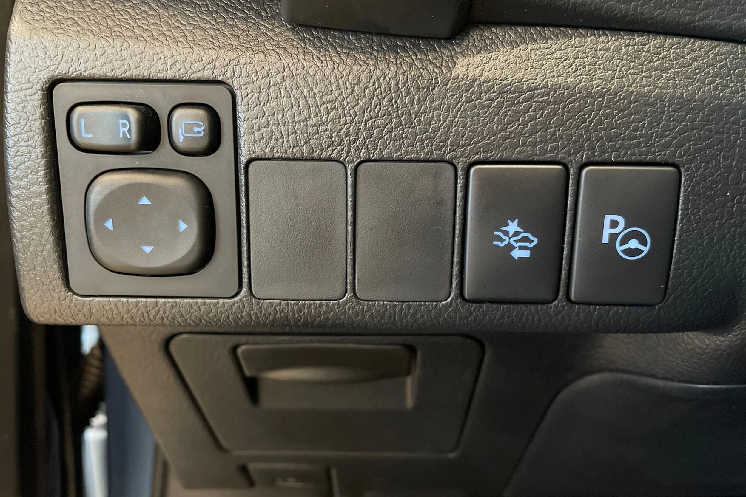 sininen Toyota Auris 2015 kuva 28.