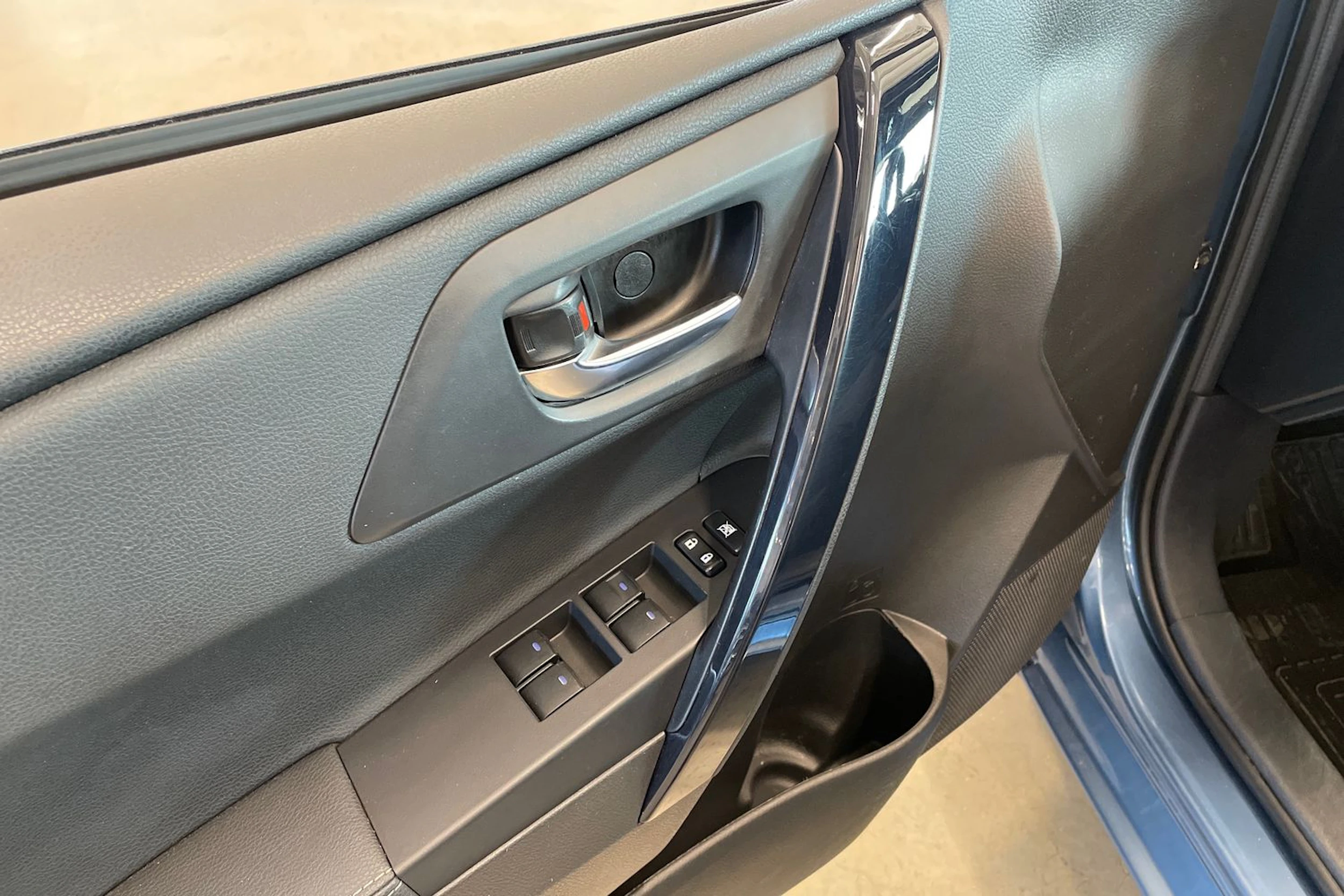 sininen Toyota Auris 2015 kuva 29.