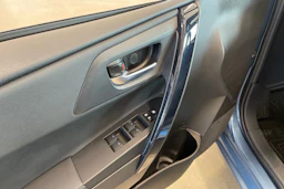 sininen Toyota Auris 2015 kuva 29.