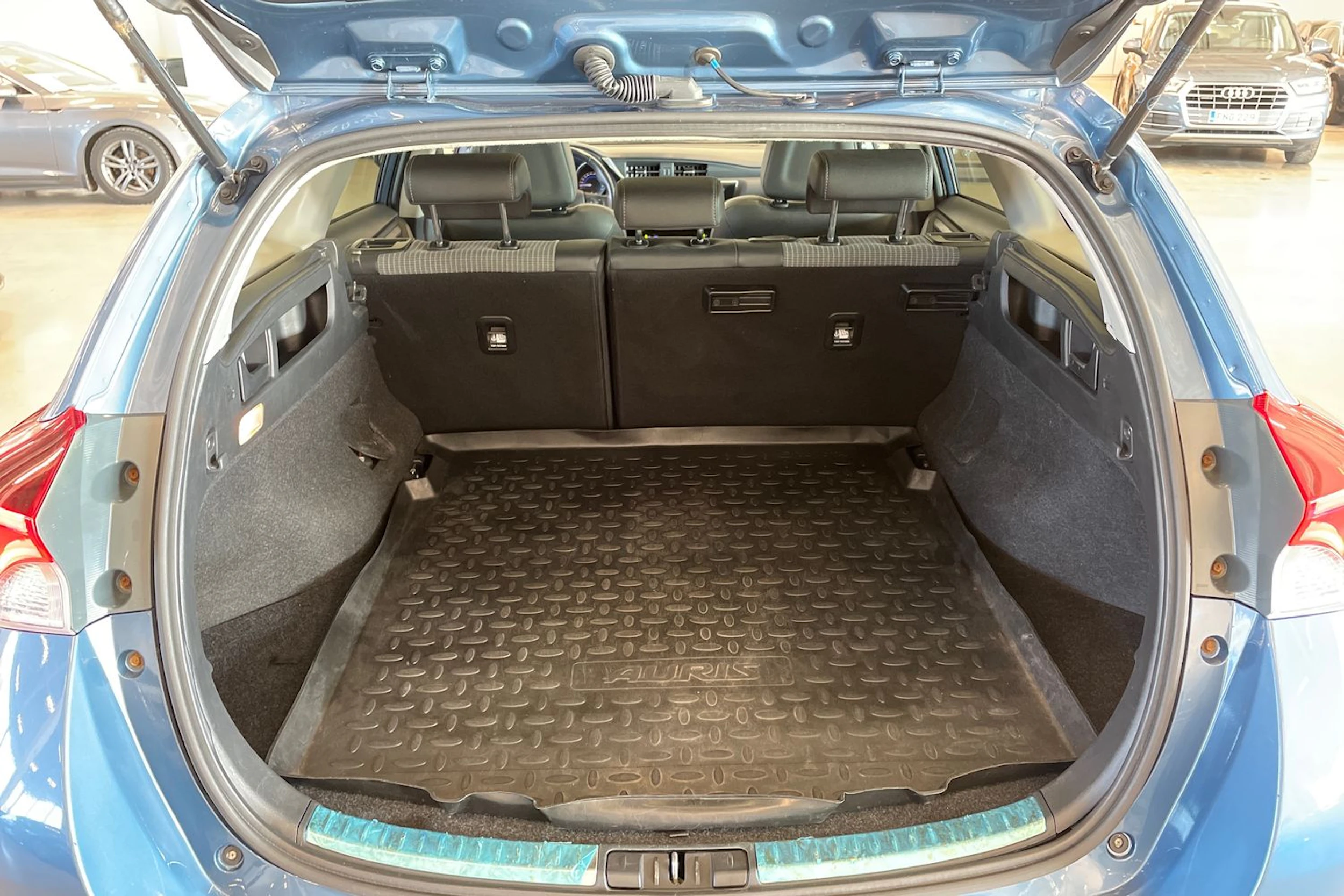 sininen Toyota Auris 2015 kuva 30.