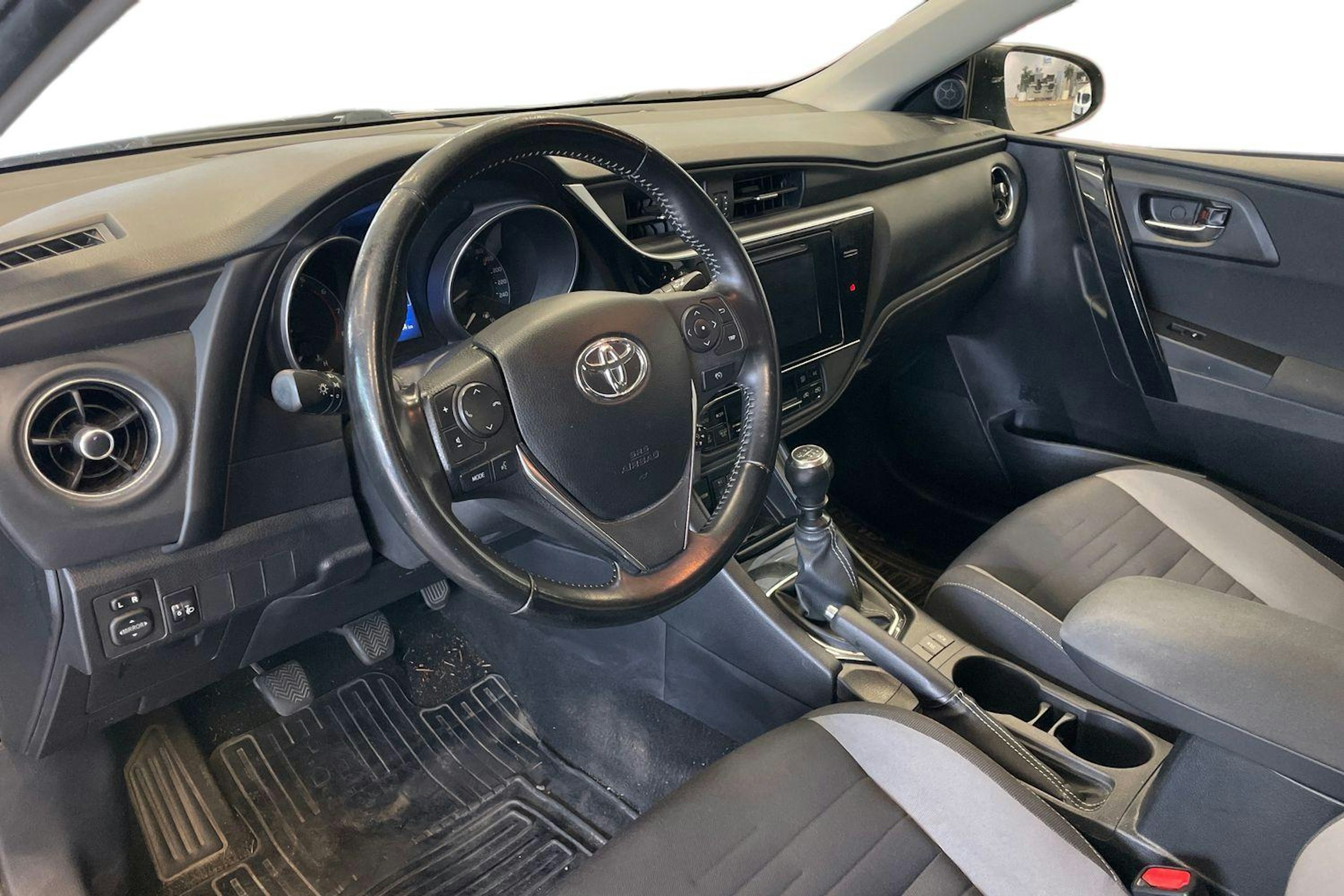 Harmaa Toyota Auris 2016 kuva 3.