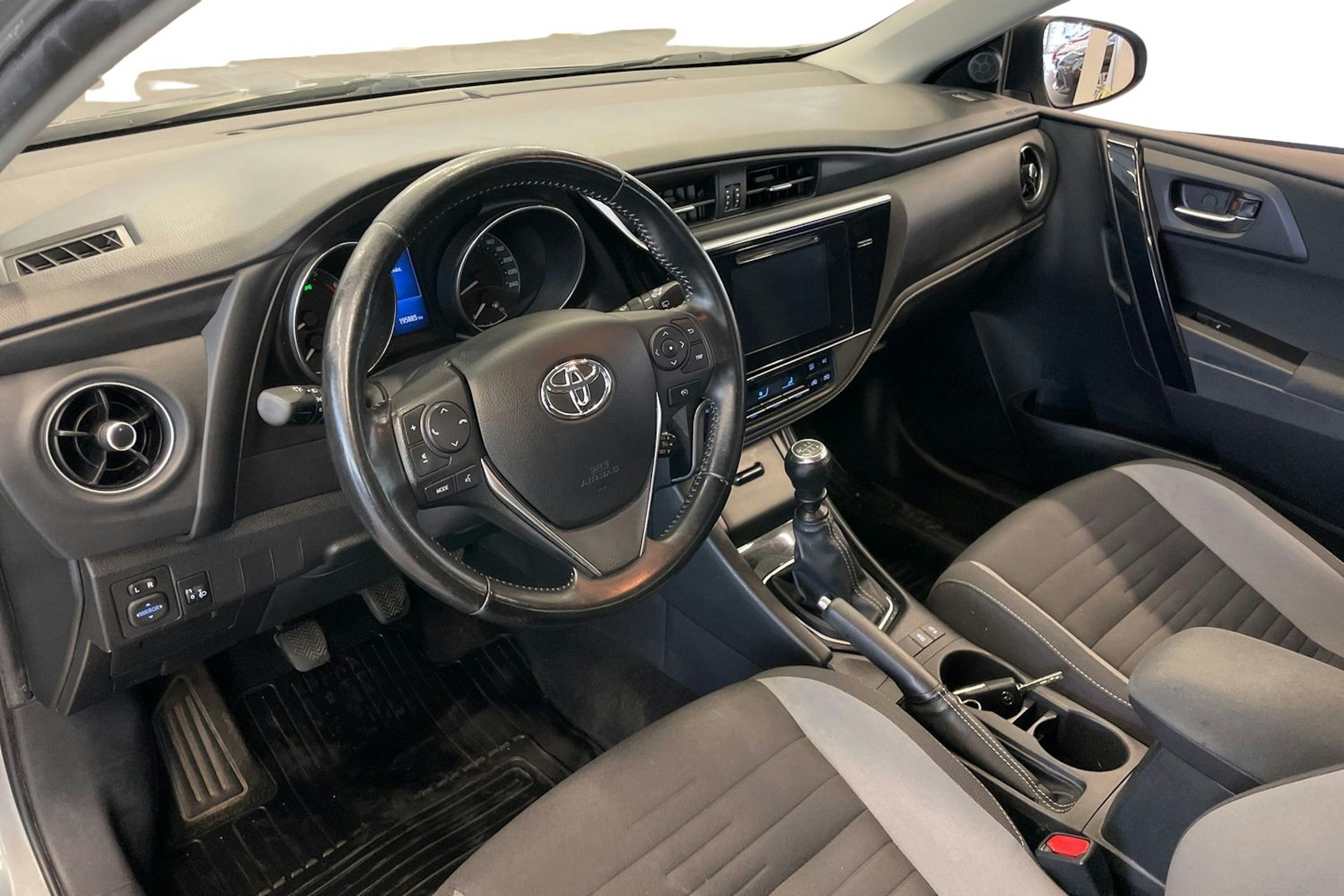 Harmaa Toyota Auris 2016 kuva 7.