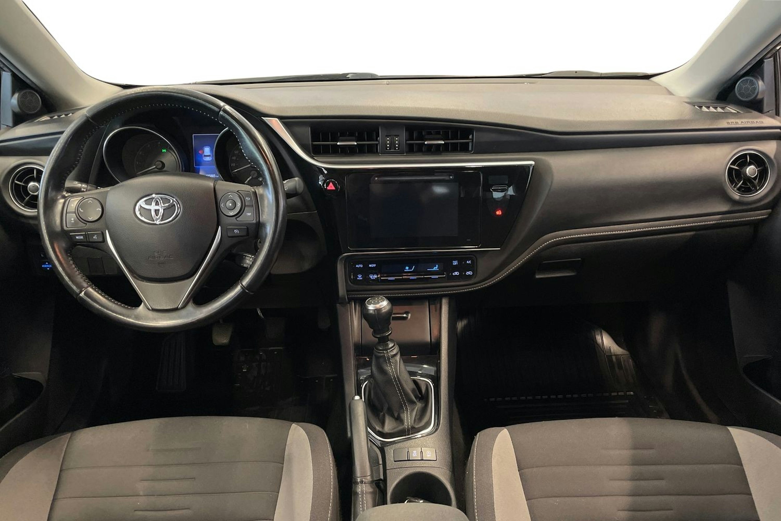 Harmaa Toyota Auris 2016 kuva 9.