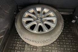 Harmaa Toyota Auris 2016 kuva 11.
