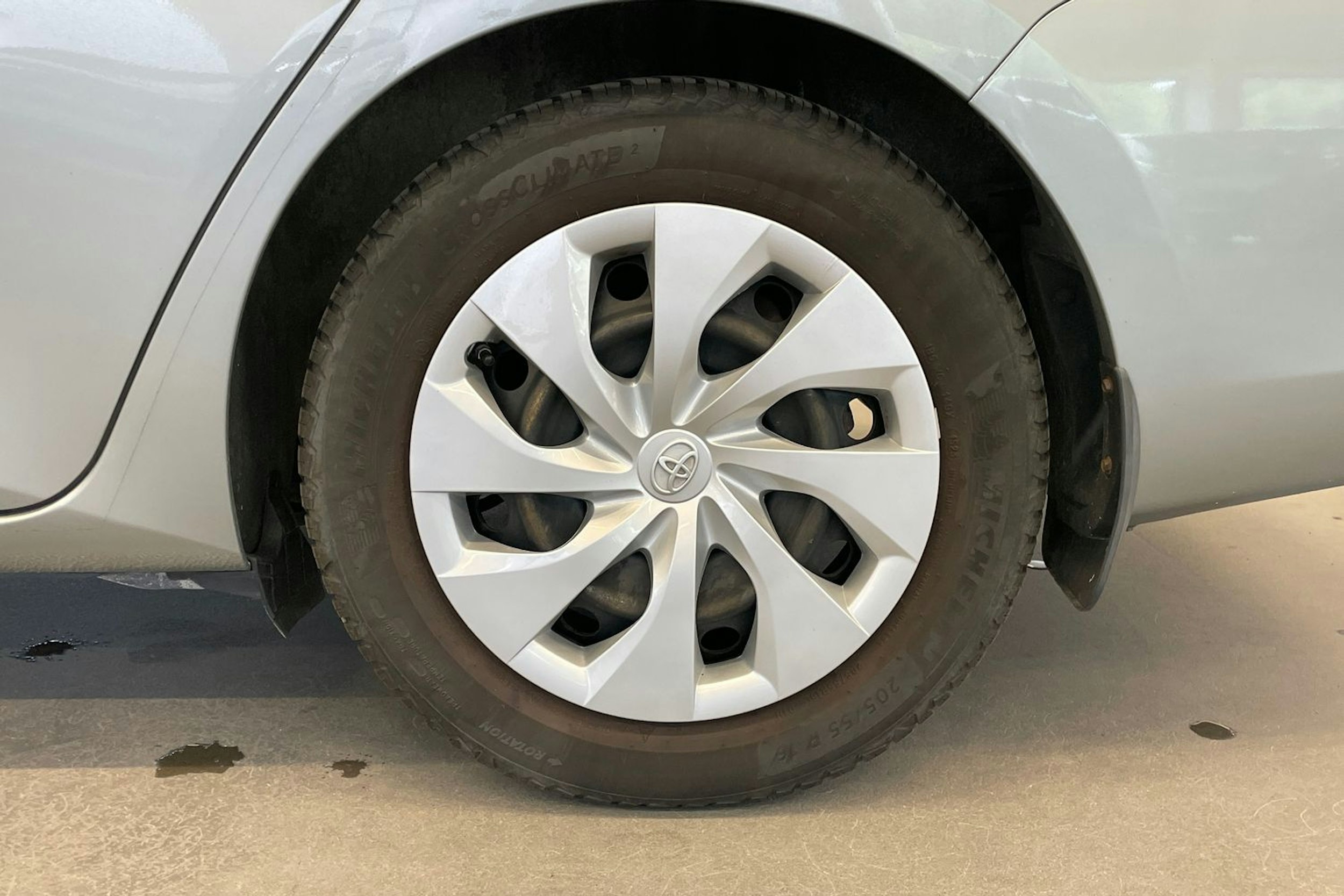 Harmaa Toyota Auris 2016 kuva 13.