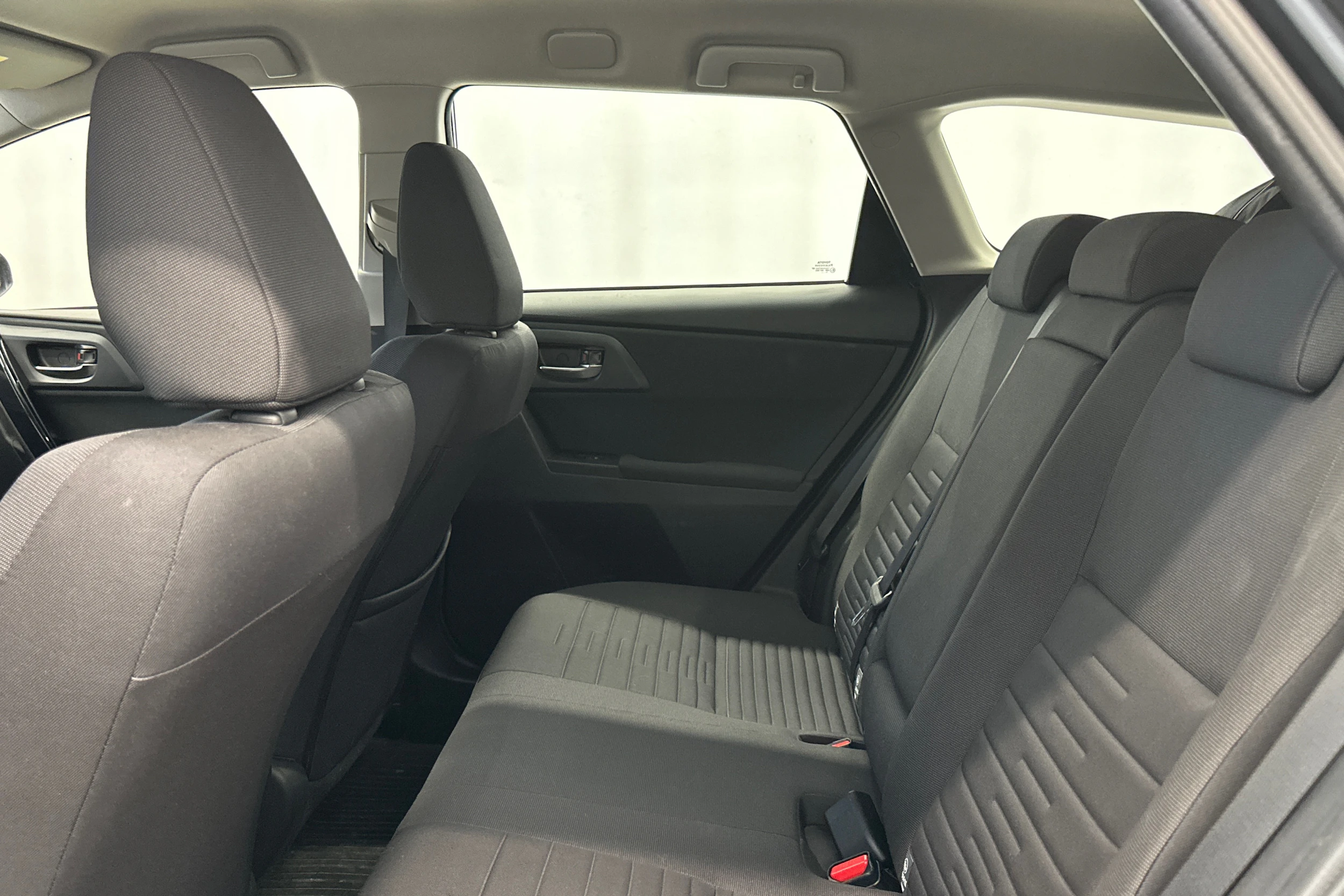 harmaa Toyota Auris 2016 kuva 4.