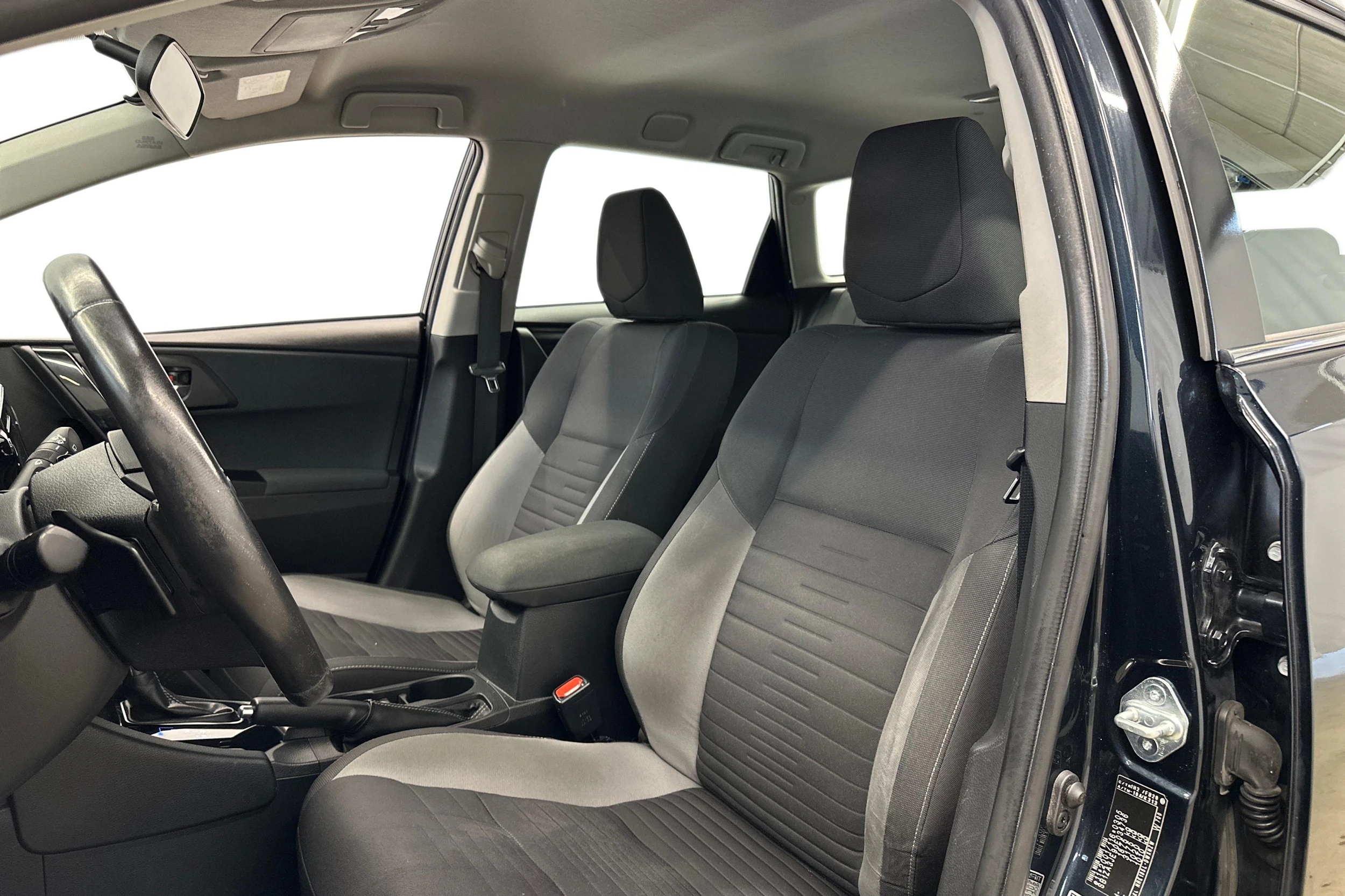 harmaa Toyota Auris 2016 kuva 6.