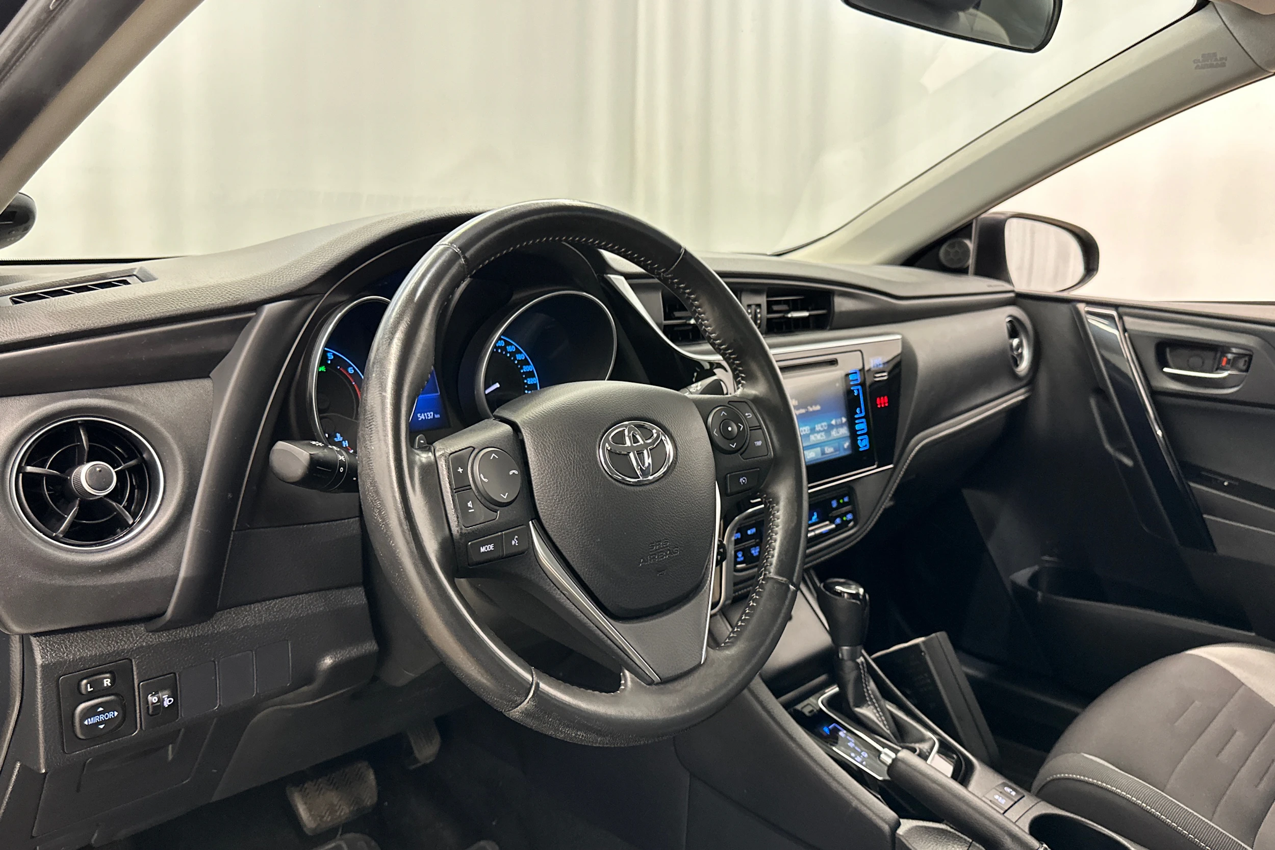 harmaa Toyota Auris 2016 kuva 10.