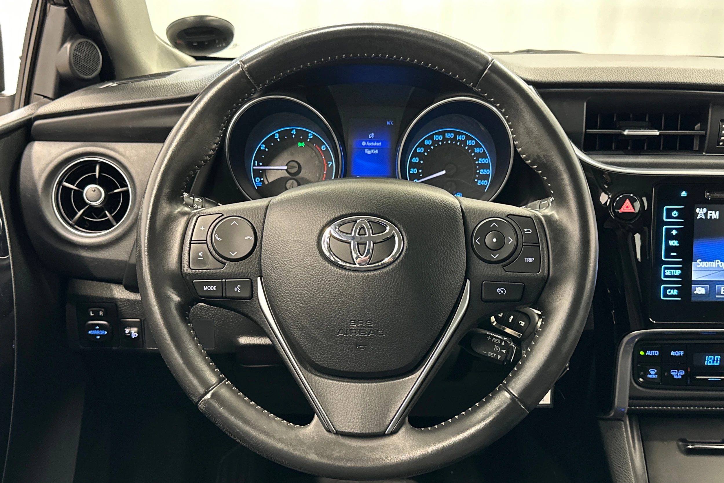 harmaa Toyota Auris 2016 kuva 12.