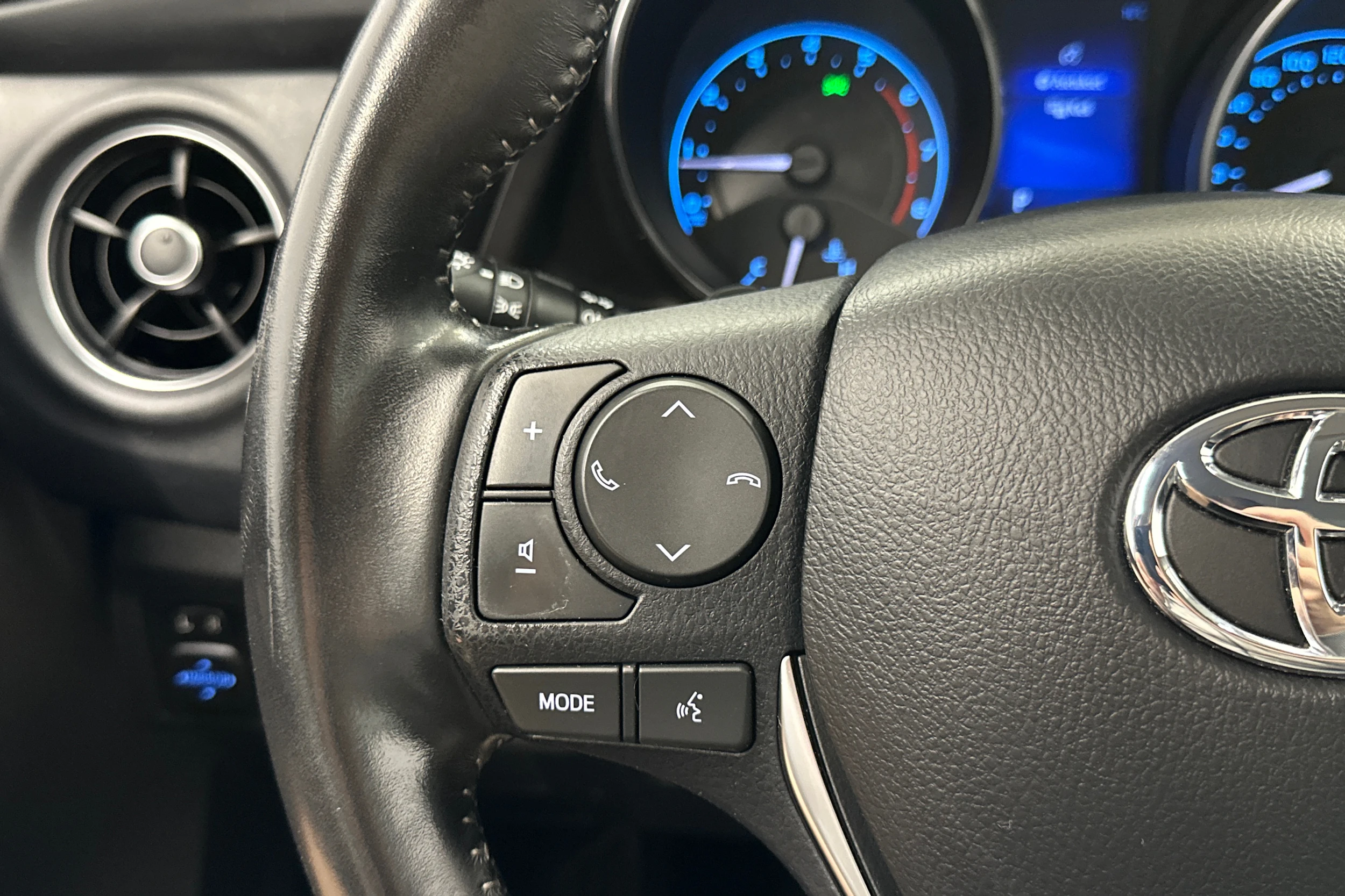 harmaa Toyota Auris 2016 kuva 13.