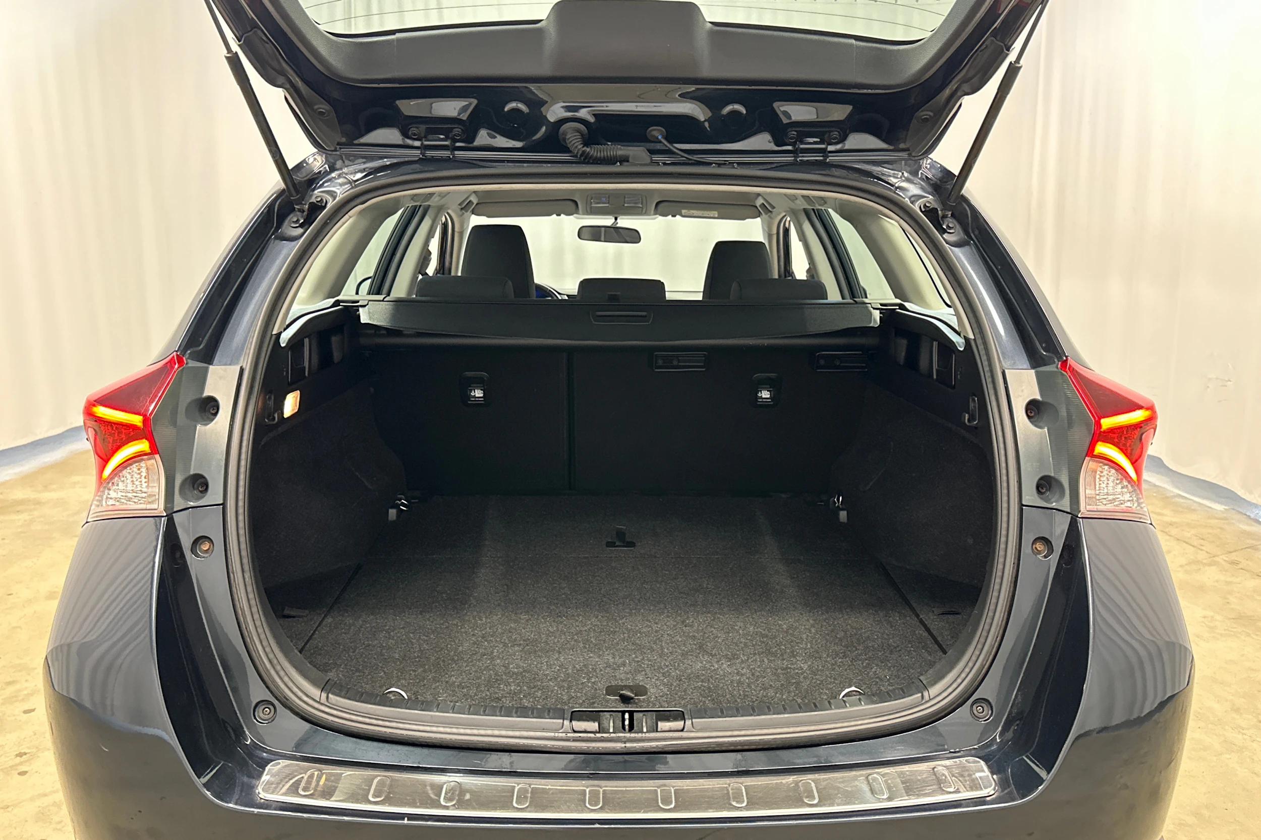 harmaa Toyota Auris 2016 kuva 22.
