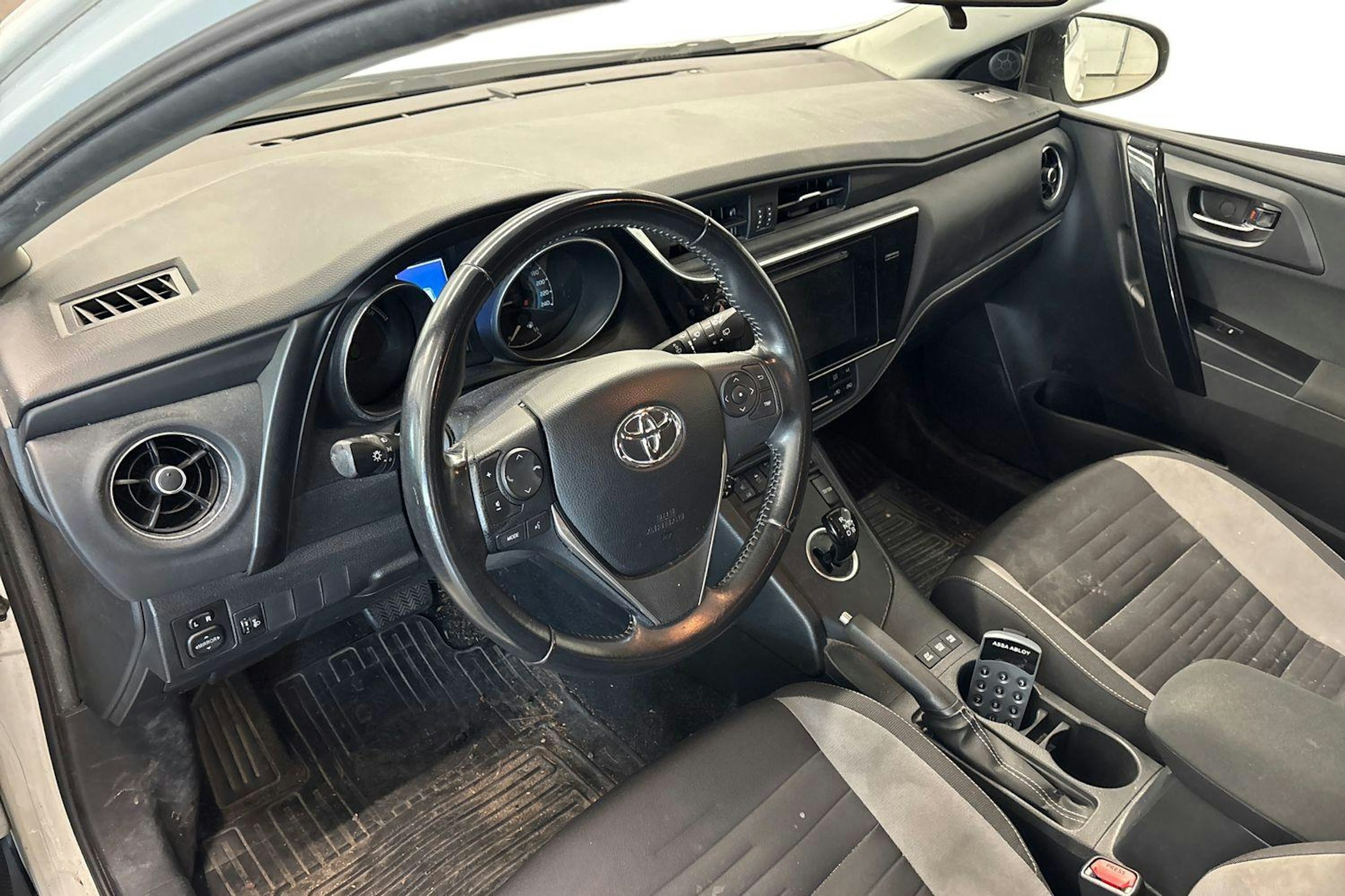 valkoinen Toyota Auris 2016 kuva 3.