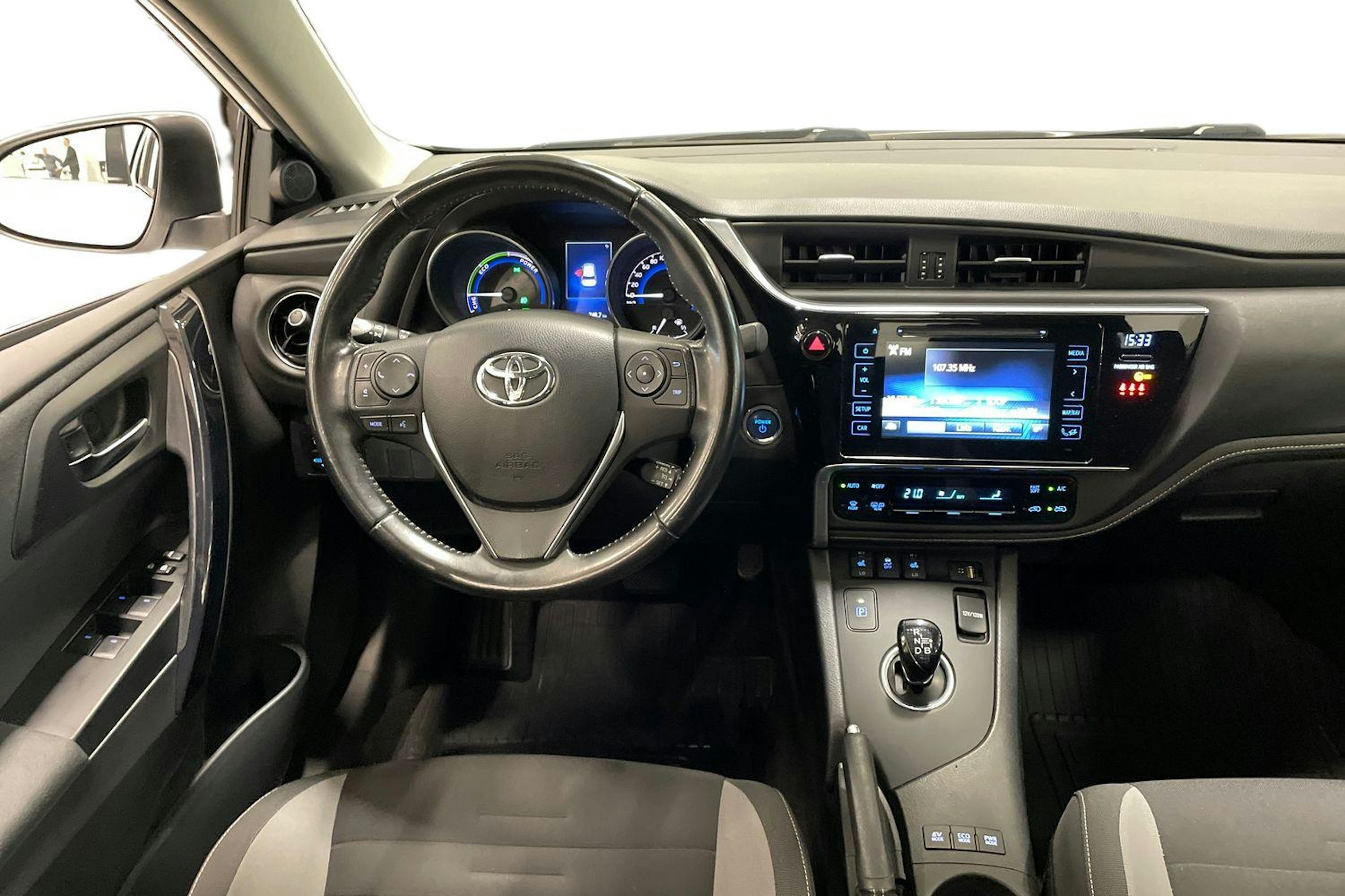 valkoinen Toyota Auris 2016 kuva 9.