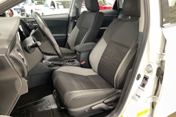 valkoinen Toyota Auris 2016 kuva 14.