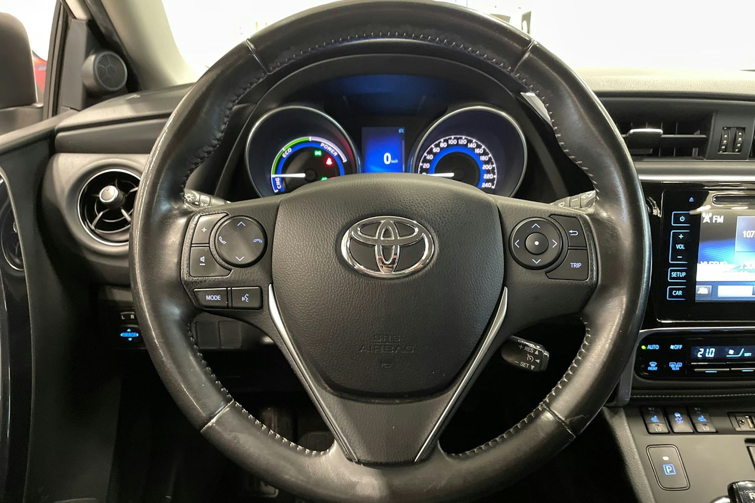 valkoinen Toyota Auris 2016 kuva 15.