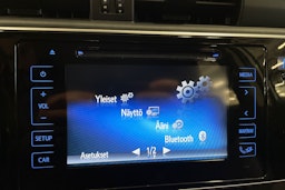 valkoinen Toyota Auris 2016 kuva 22.