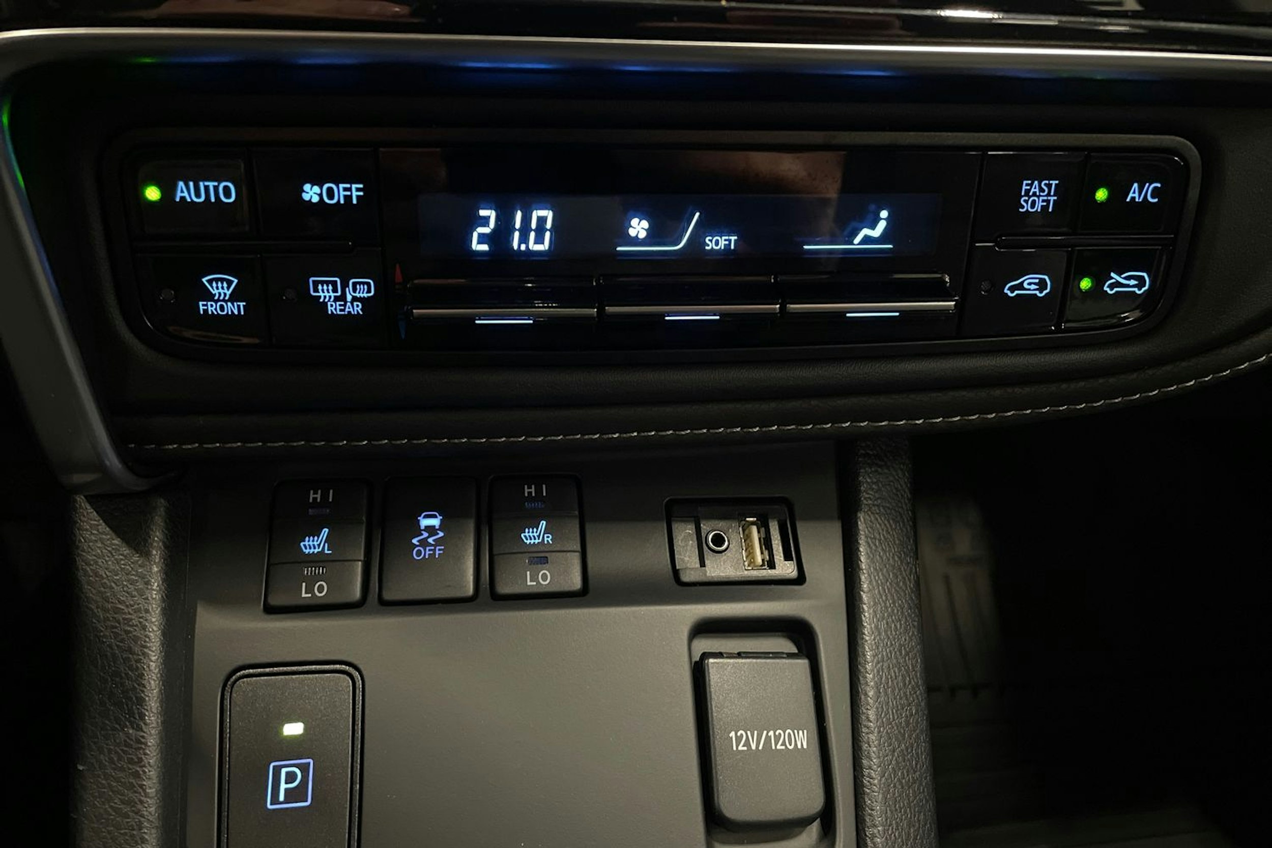 valkoinen Toyota Auris 2016 kuva 26.