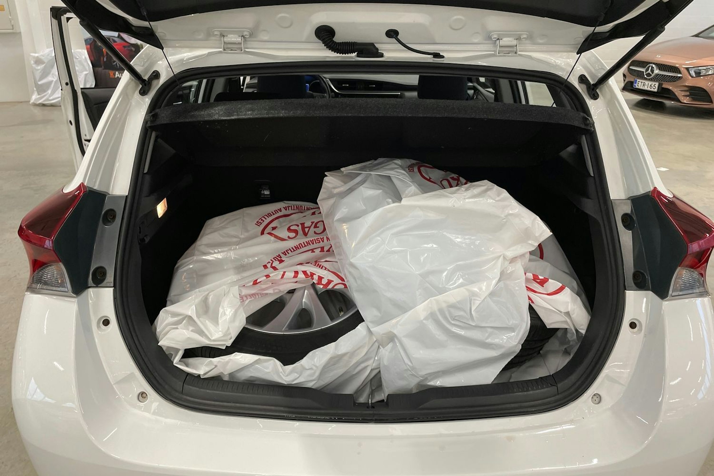 valkoinen Toyota Auris 2016 kuva 31.