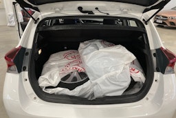 valkoinen Toyota Auris 2016 kuva 31.