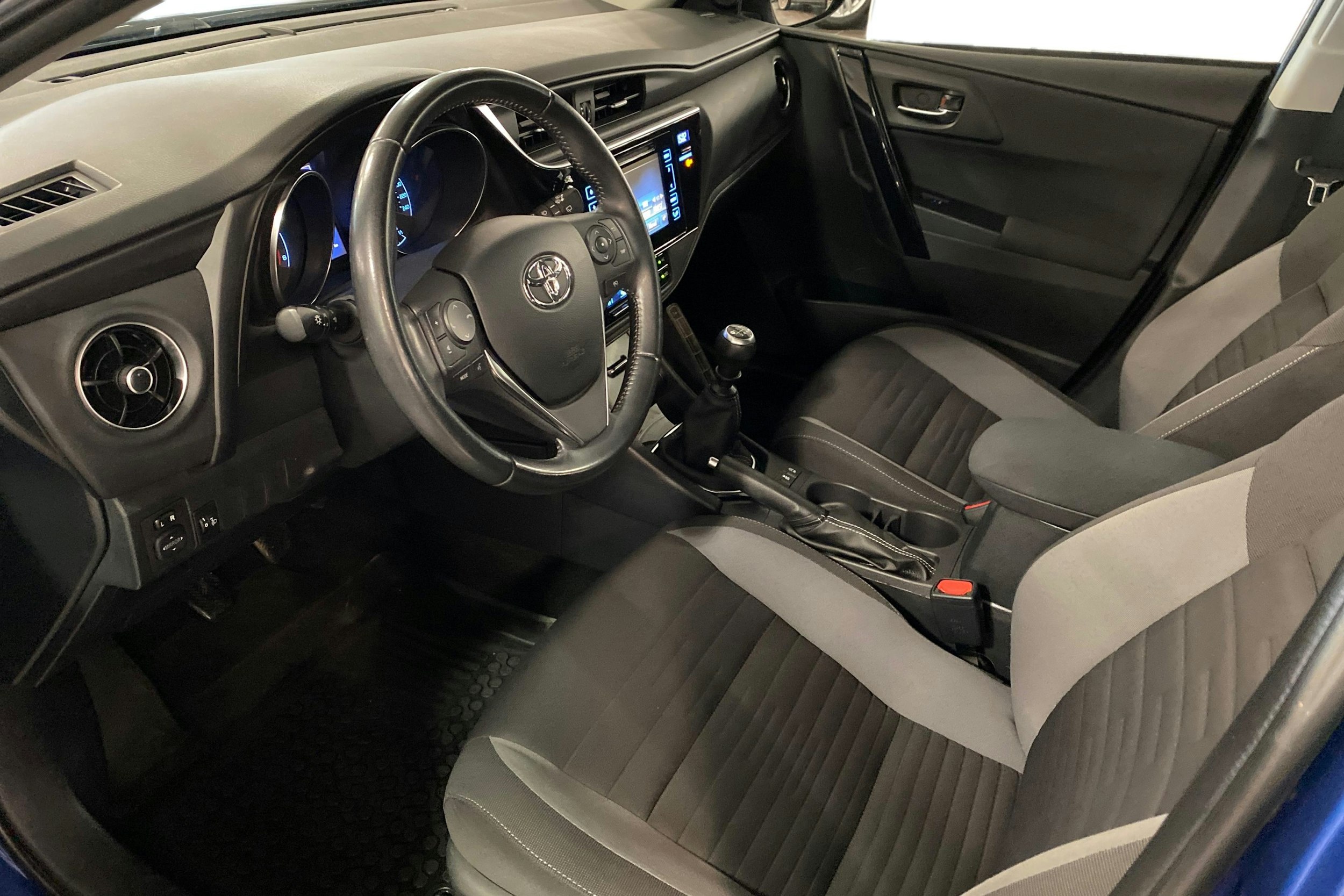 sininen Toyota Auris 2016 kuva 6.