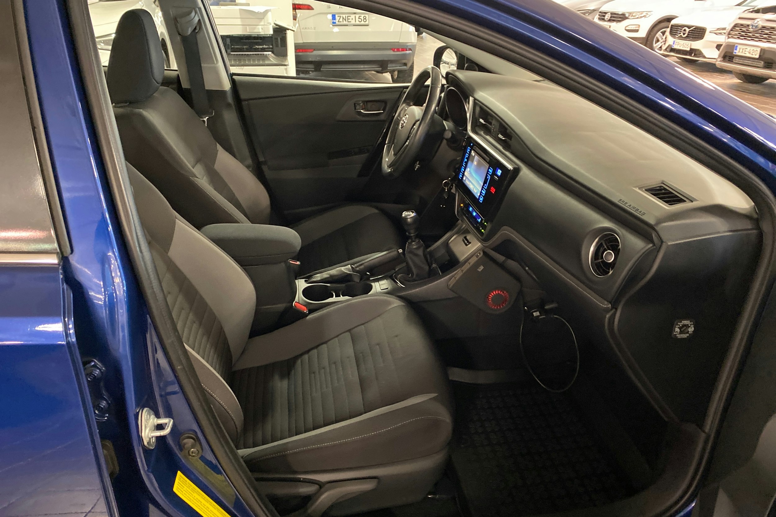 sininen Toyota Auris 2016 kuva 13.