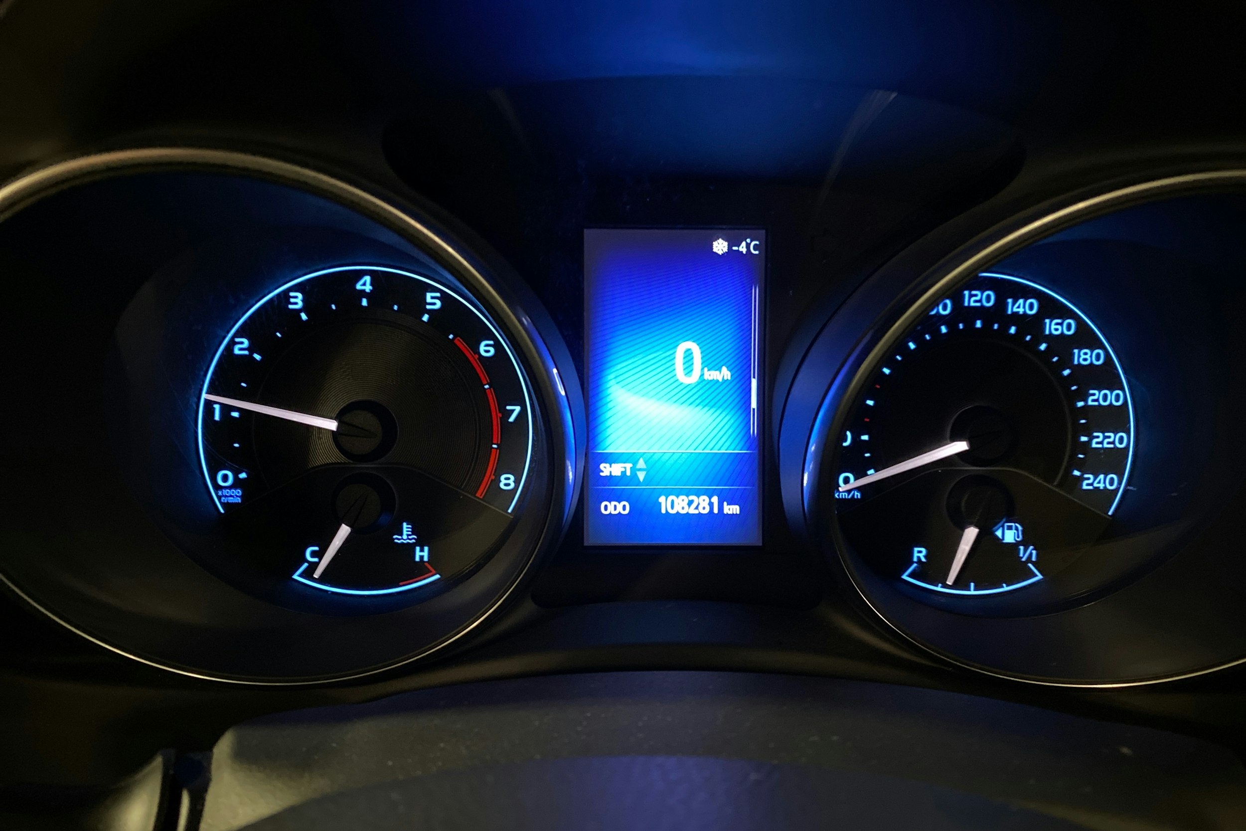 sininen Toyota Auris 2016 kuva 18.