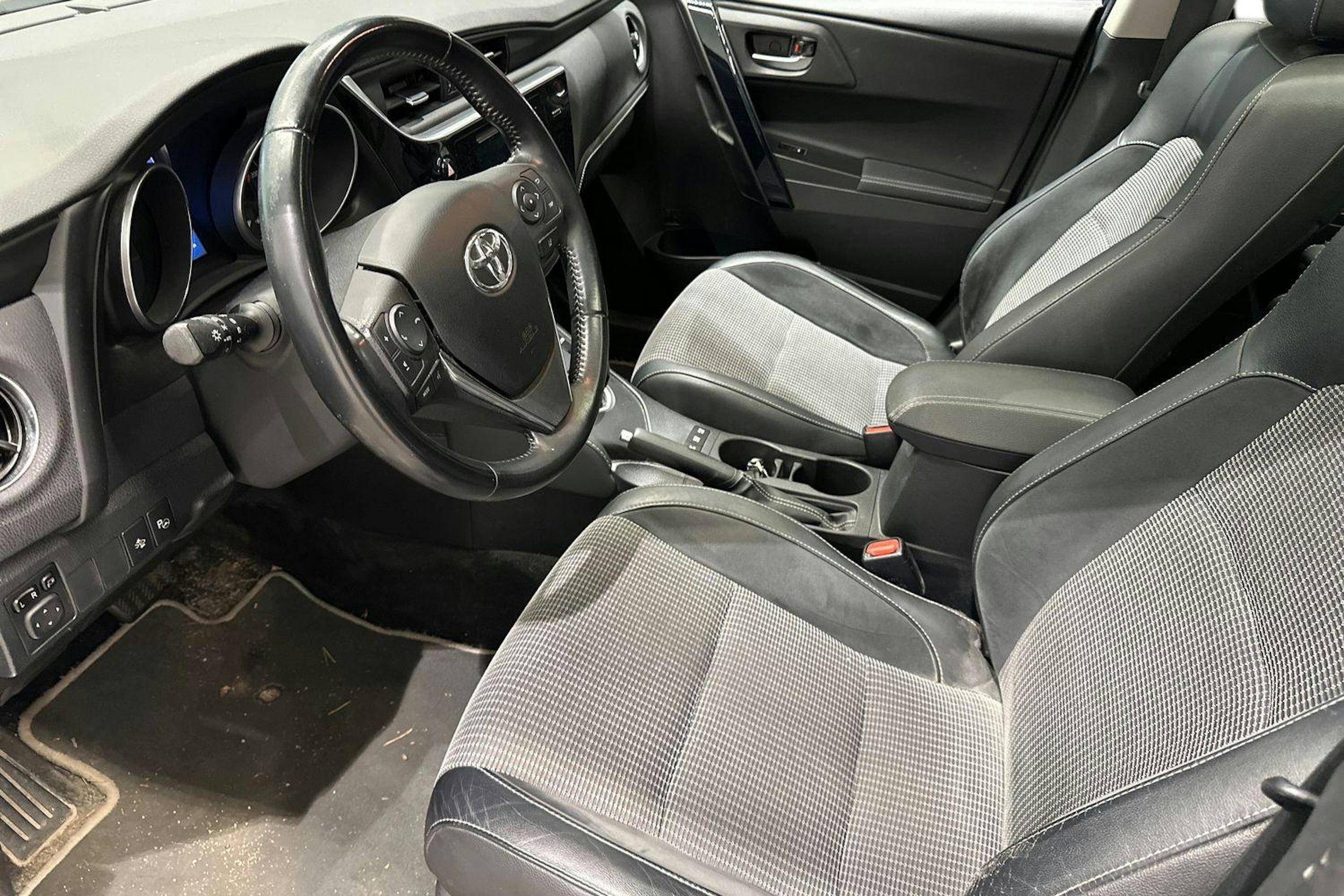sininen Toyota Auris 2016 kuva 3.