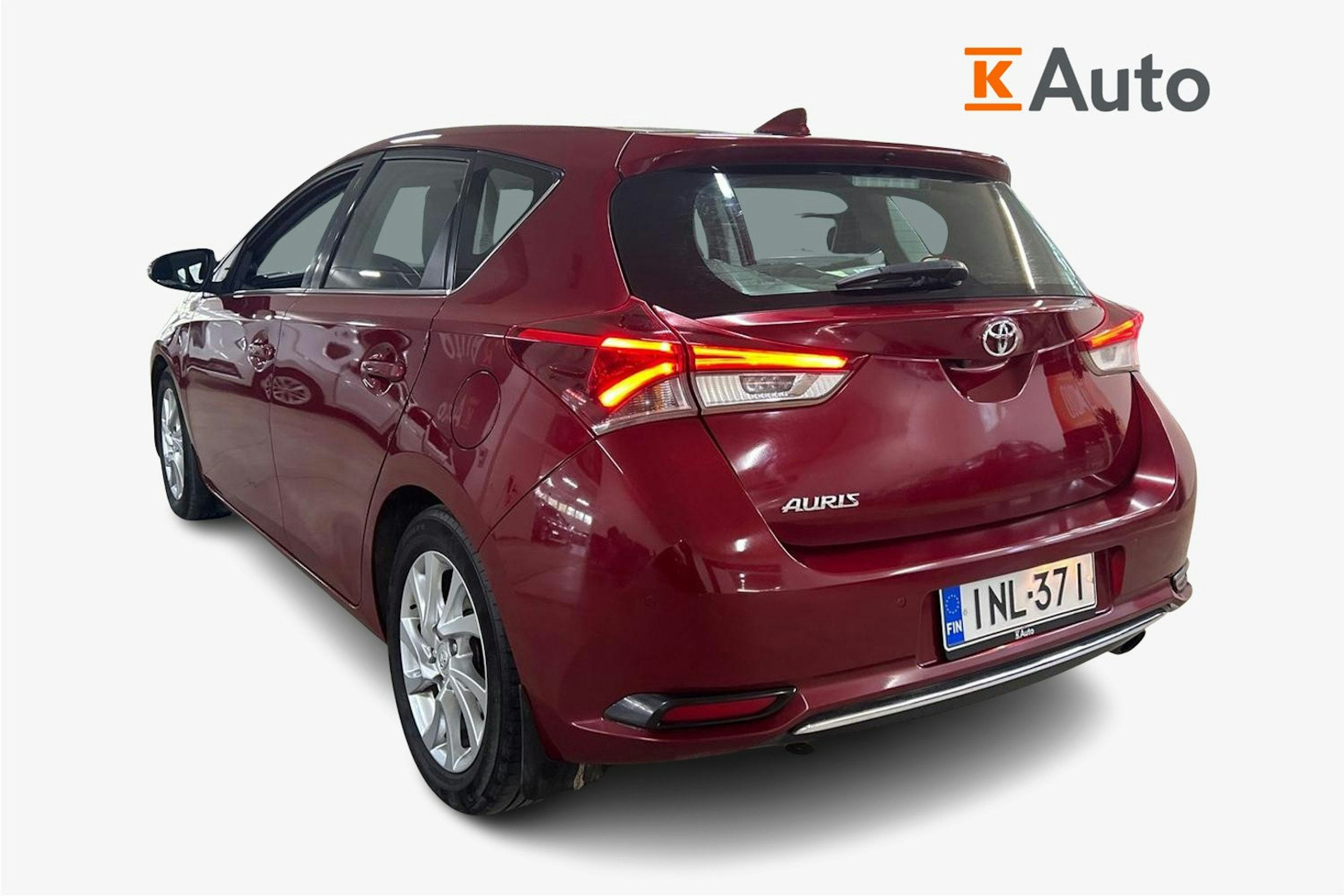 Punainen Toyota Auris 2016 kuva 2.