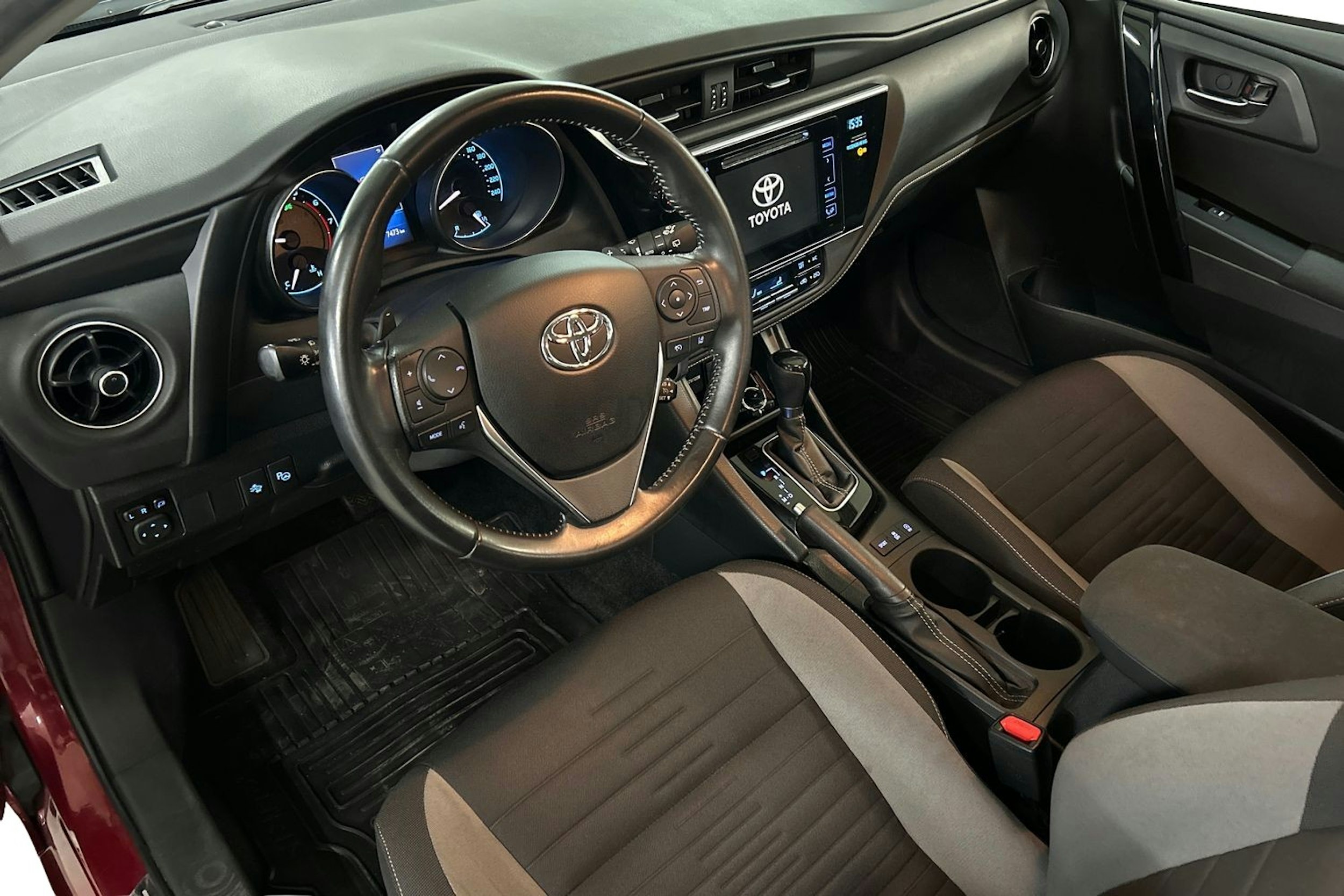 Punainen Toyota Auris 2016 kuva 7.