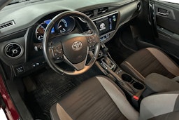 Punainen Toyota Auris 2016 kuva 7.