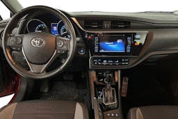 Punainen Toyota Auris 2016 kuva 9.
